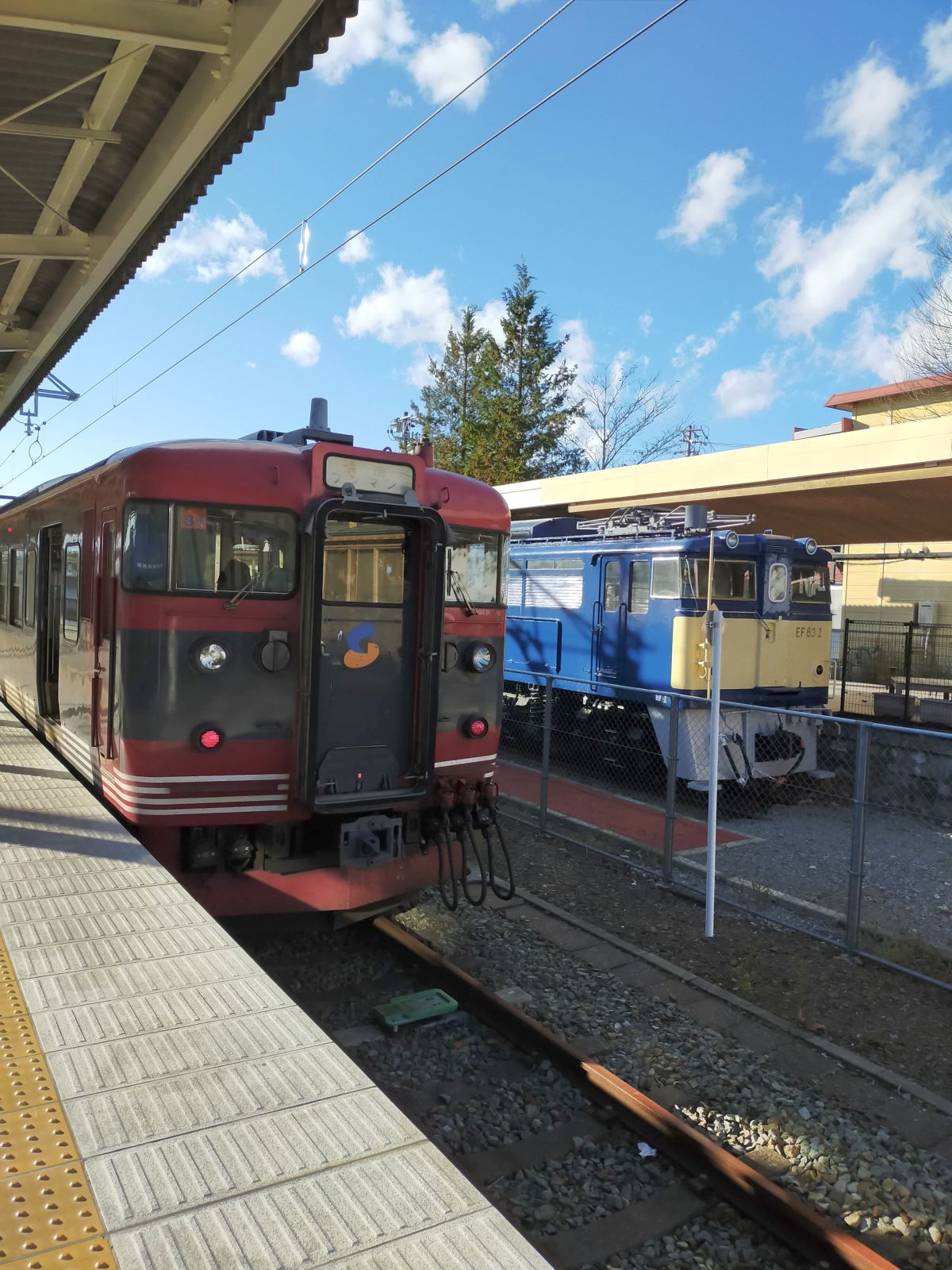 隣に電気機関車