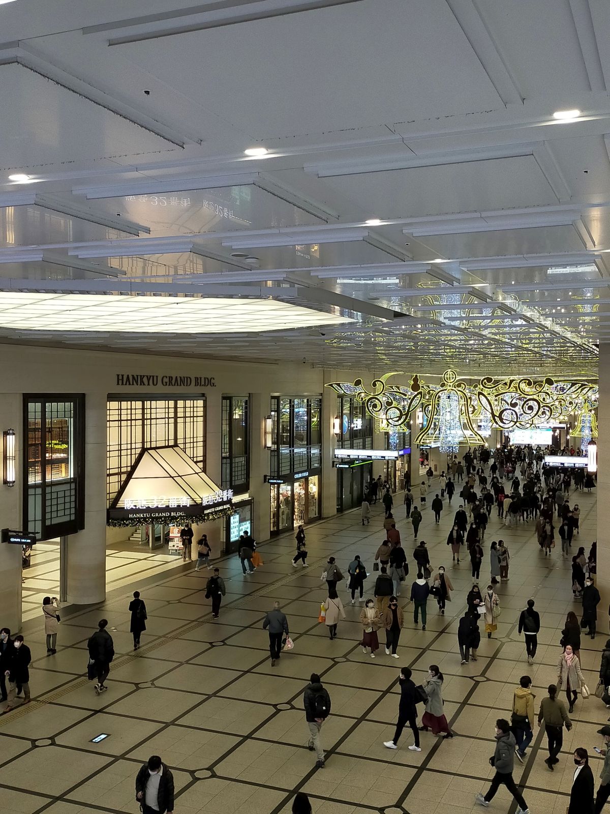 阪急百貨店前の天井