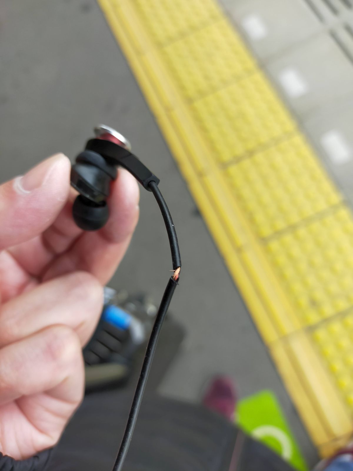 イヤホンケーブルの破損