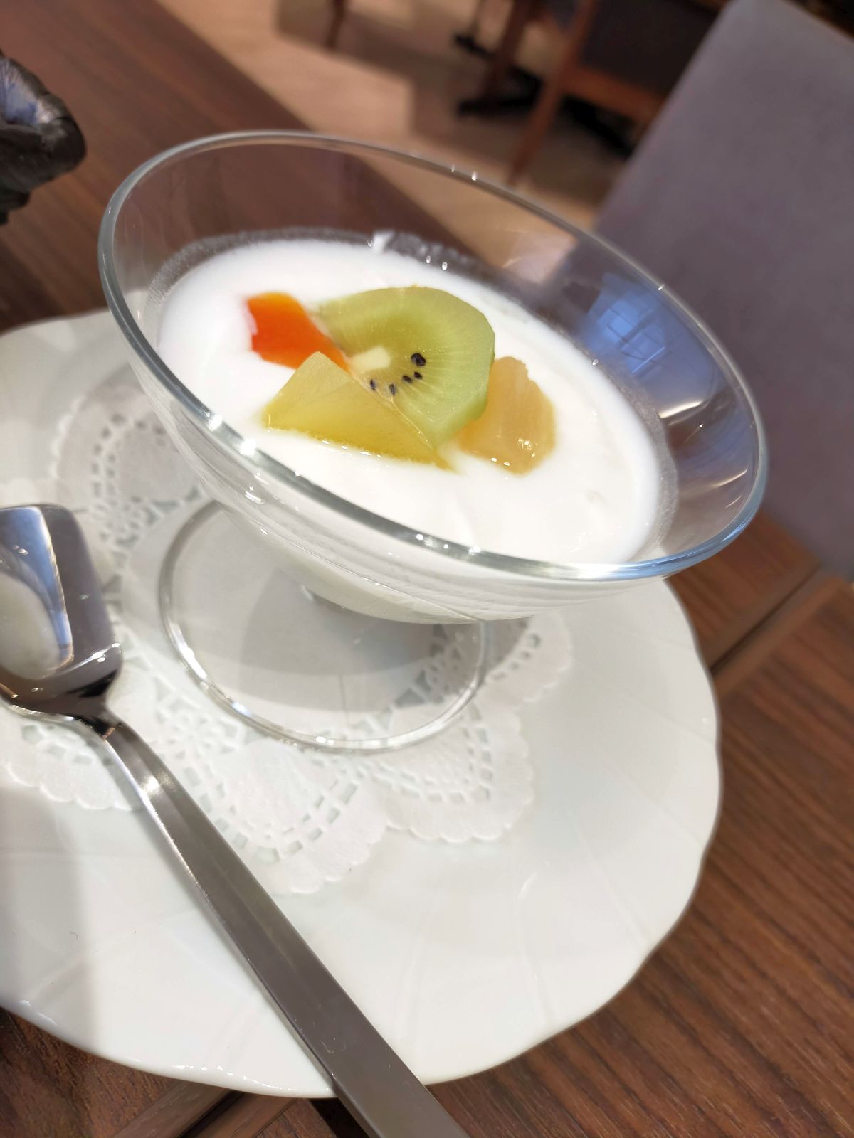 ヨーグルトフルーツ添え