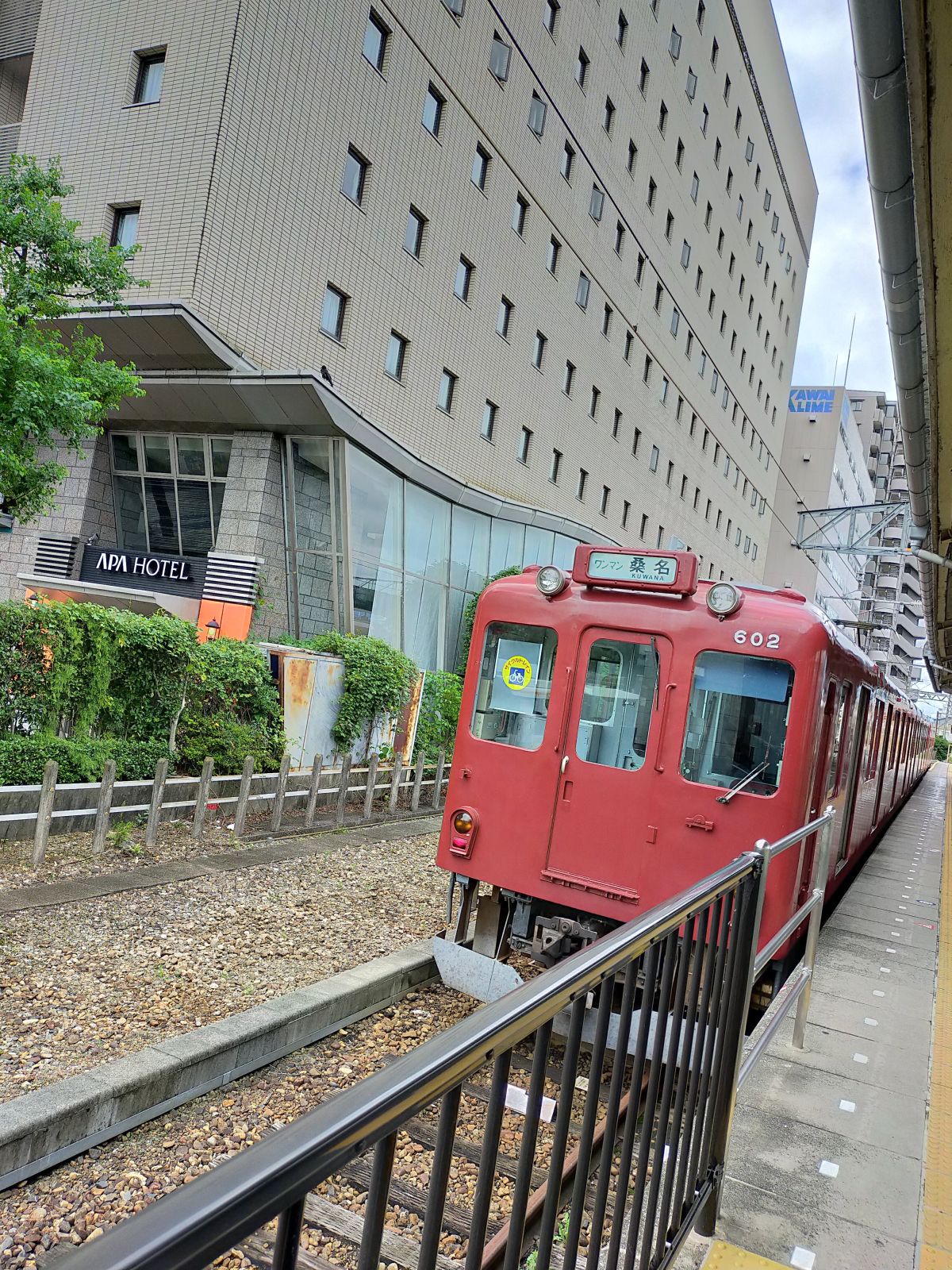 横にアパホテル
