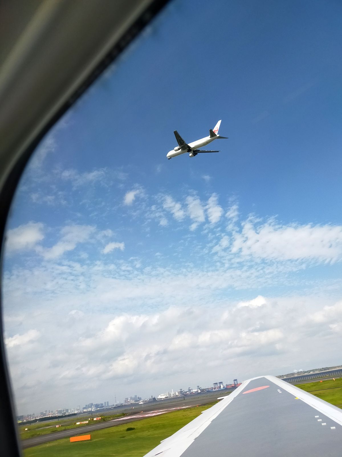 下から見る飛行機
