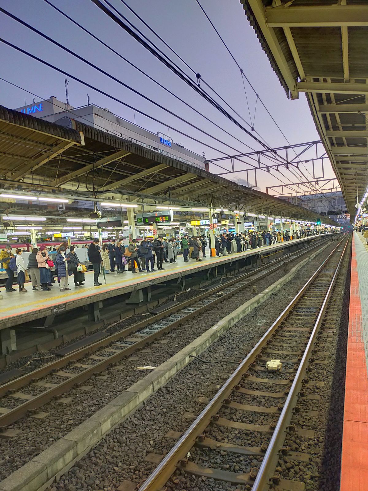 横浜駅ホームの様子