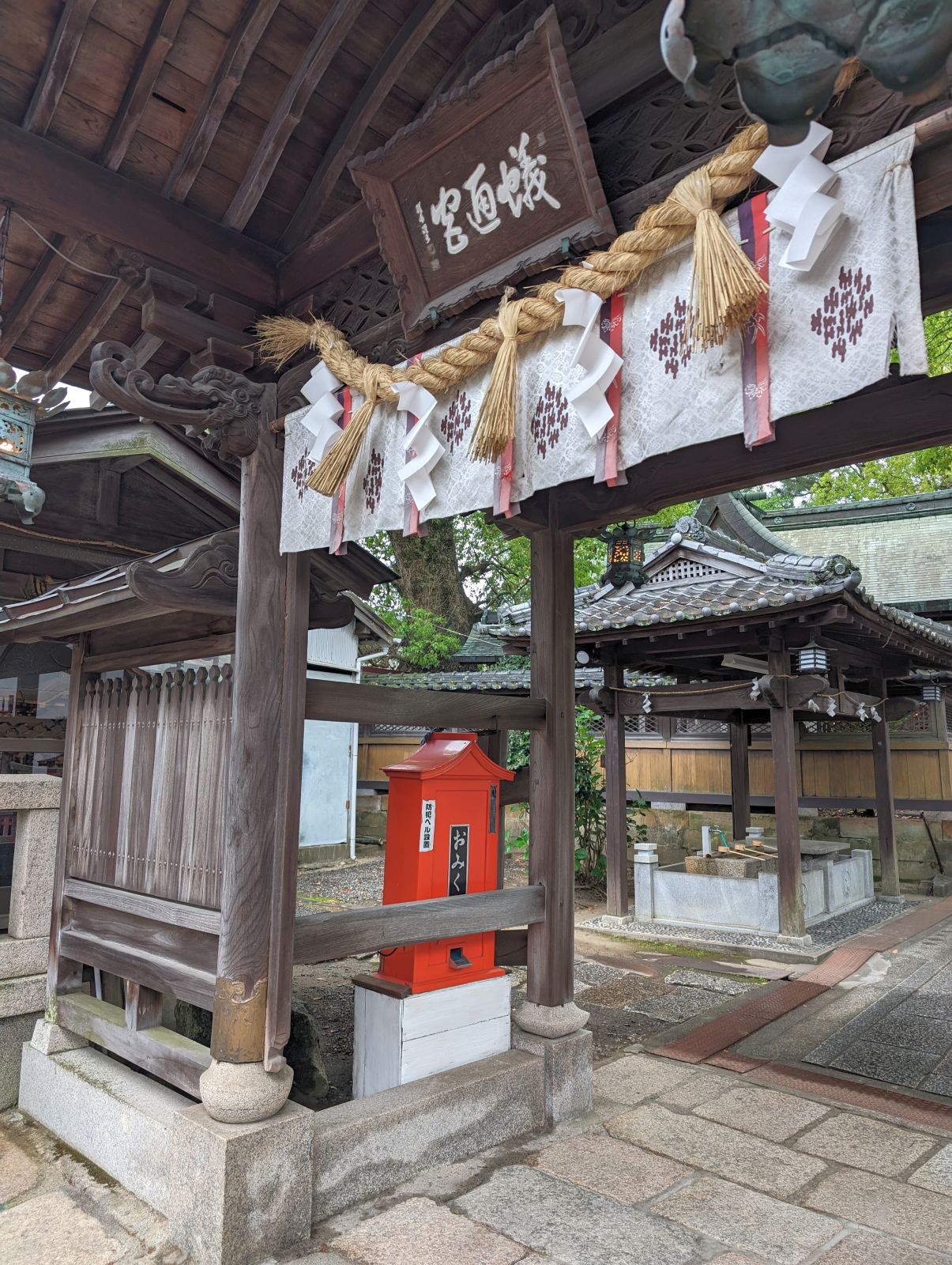 朱色の物体