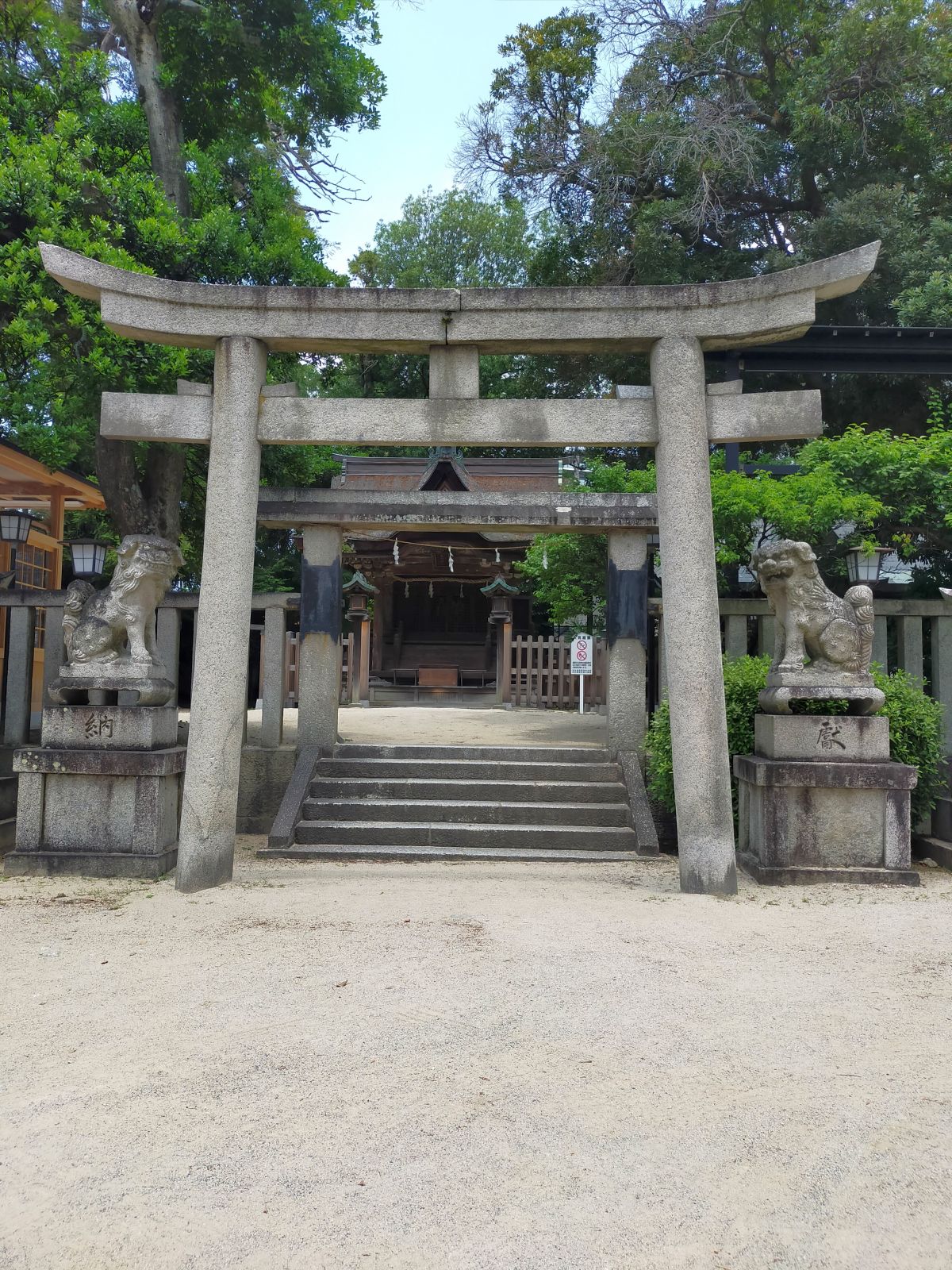 鳥居と本殿