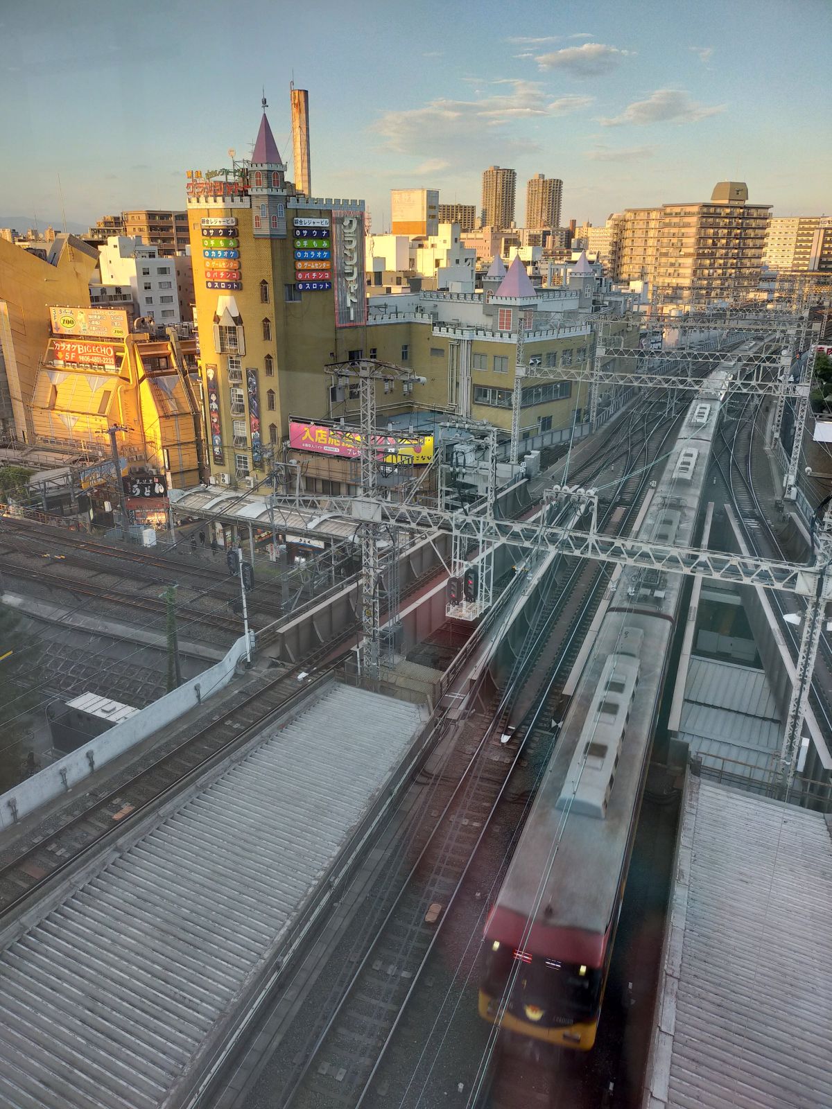 京阪電車とグランシャトー