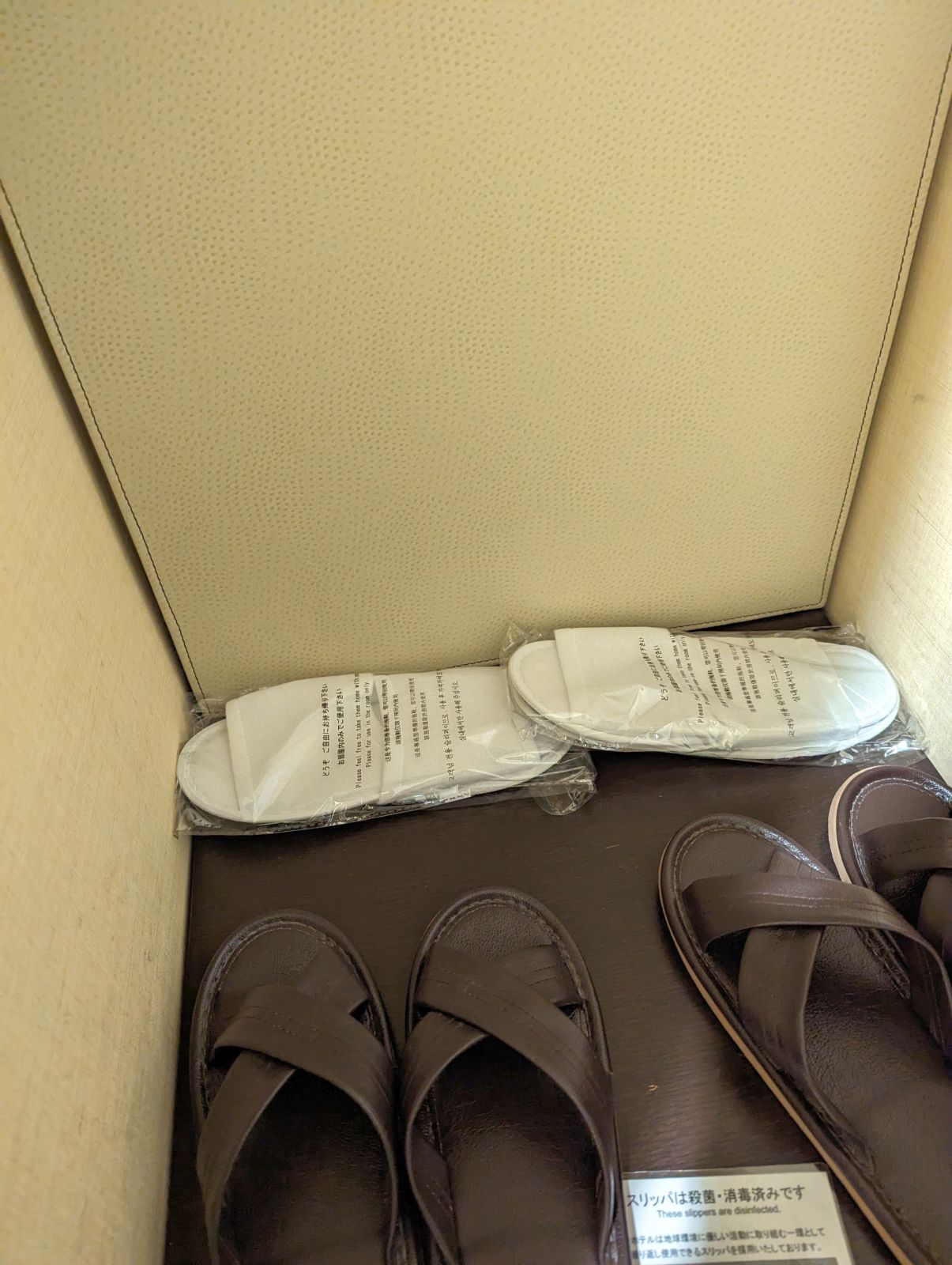 使い捨てスリッパ