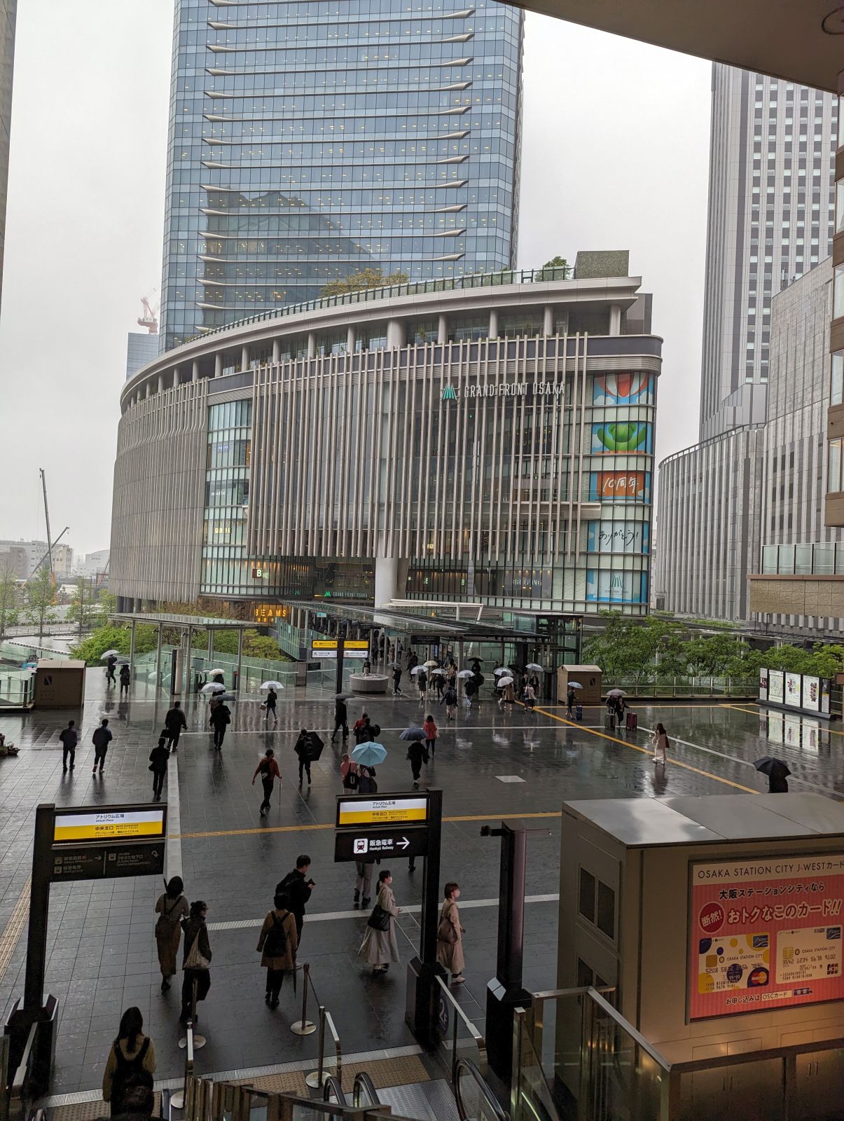 大阪駅とグランフロントの間