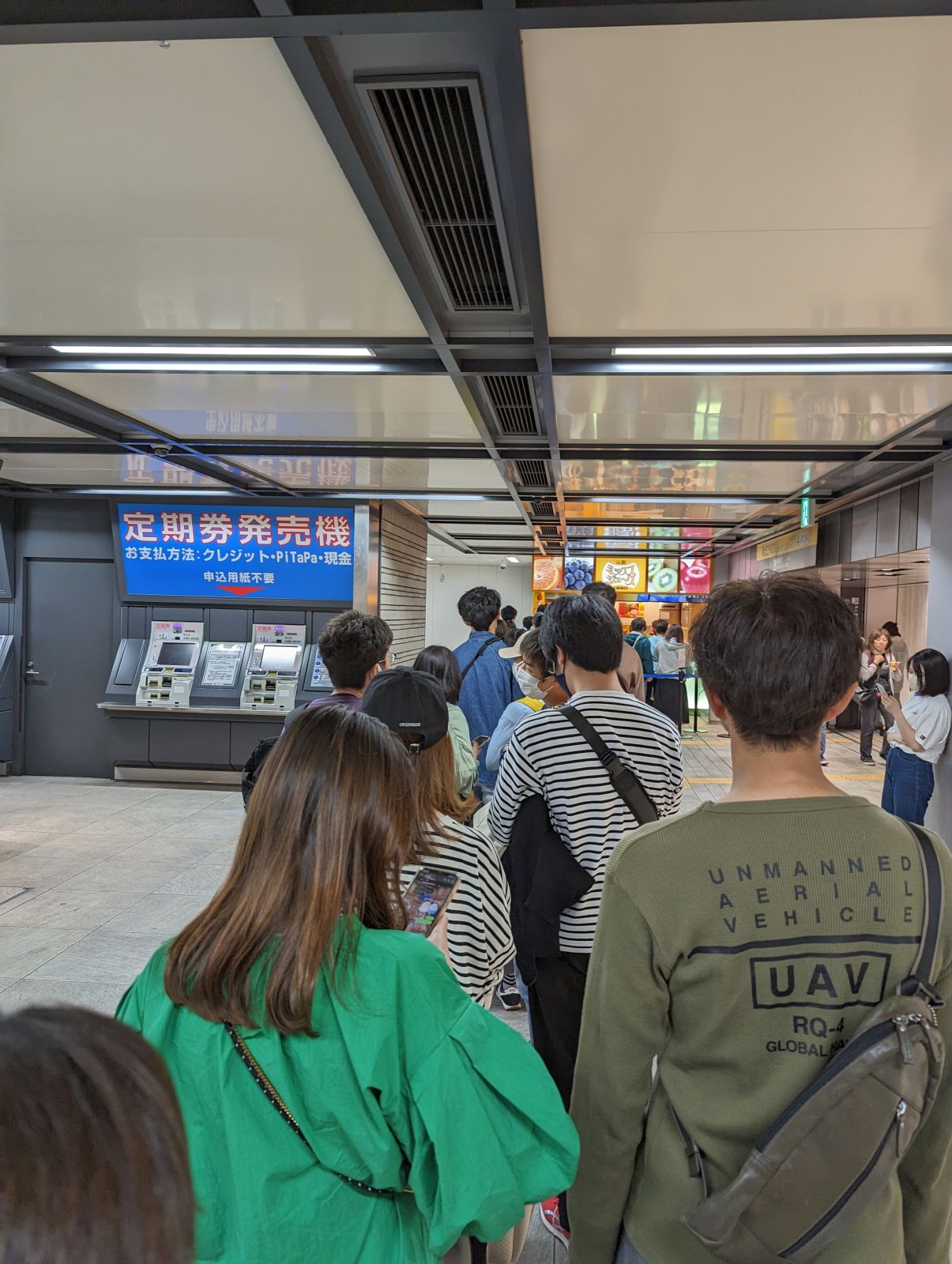 阪神梅田駅の行列