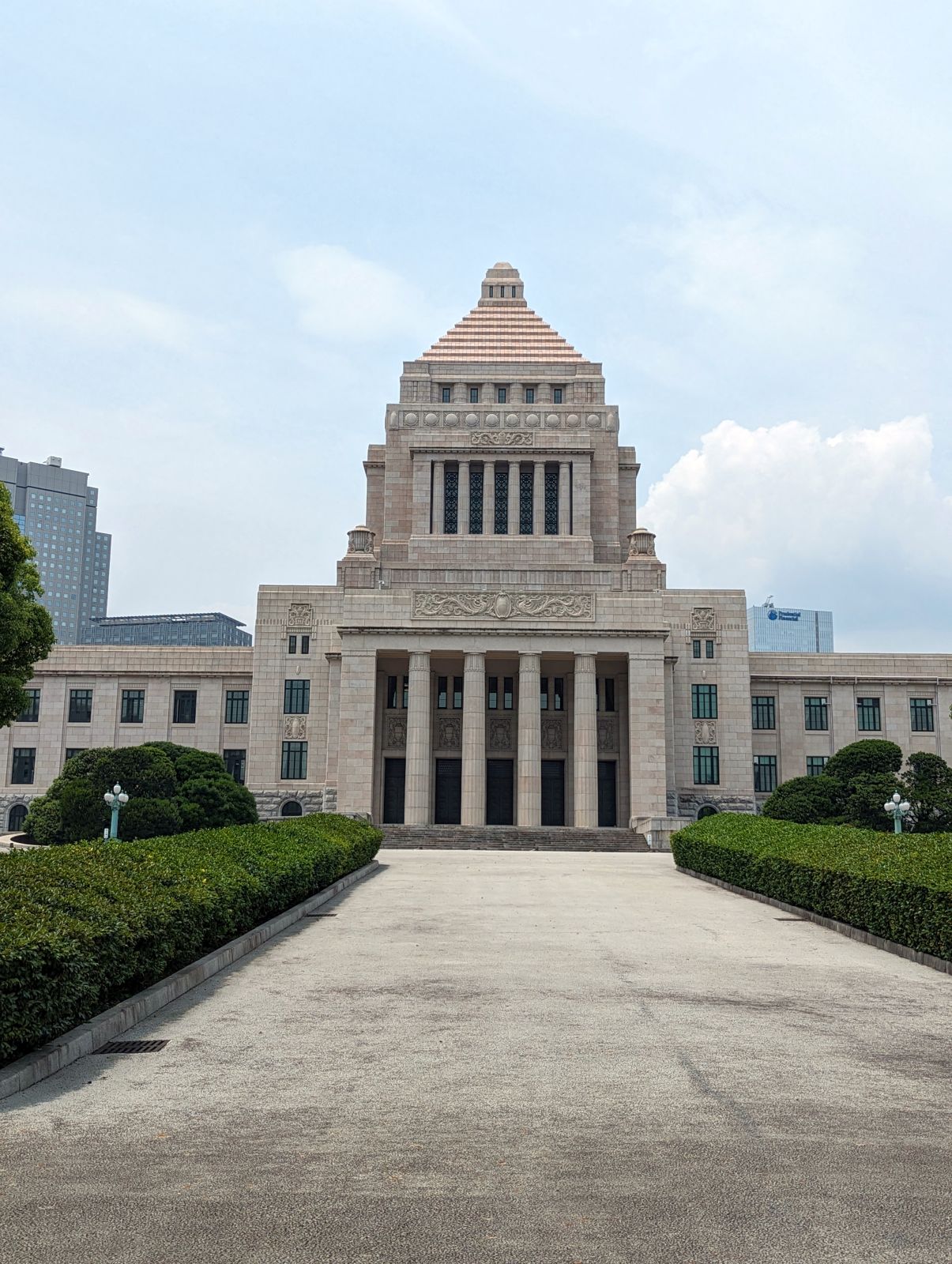 真正面から見た国会議事堂