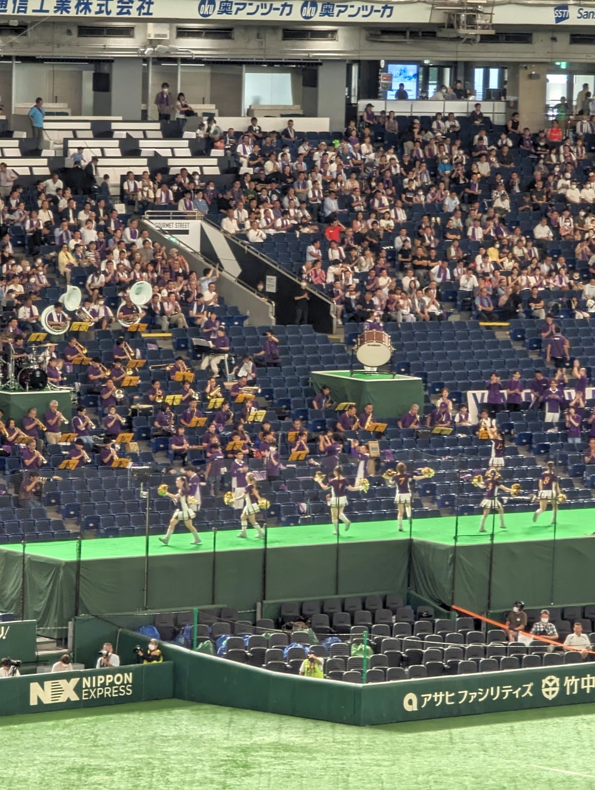 相手チームの応援団ゾーン