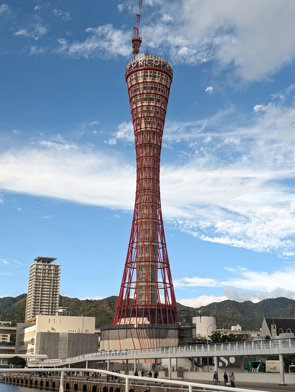 海から見る神戸ポートタワー