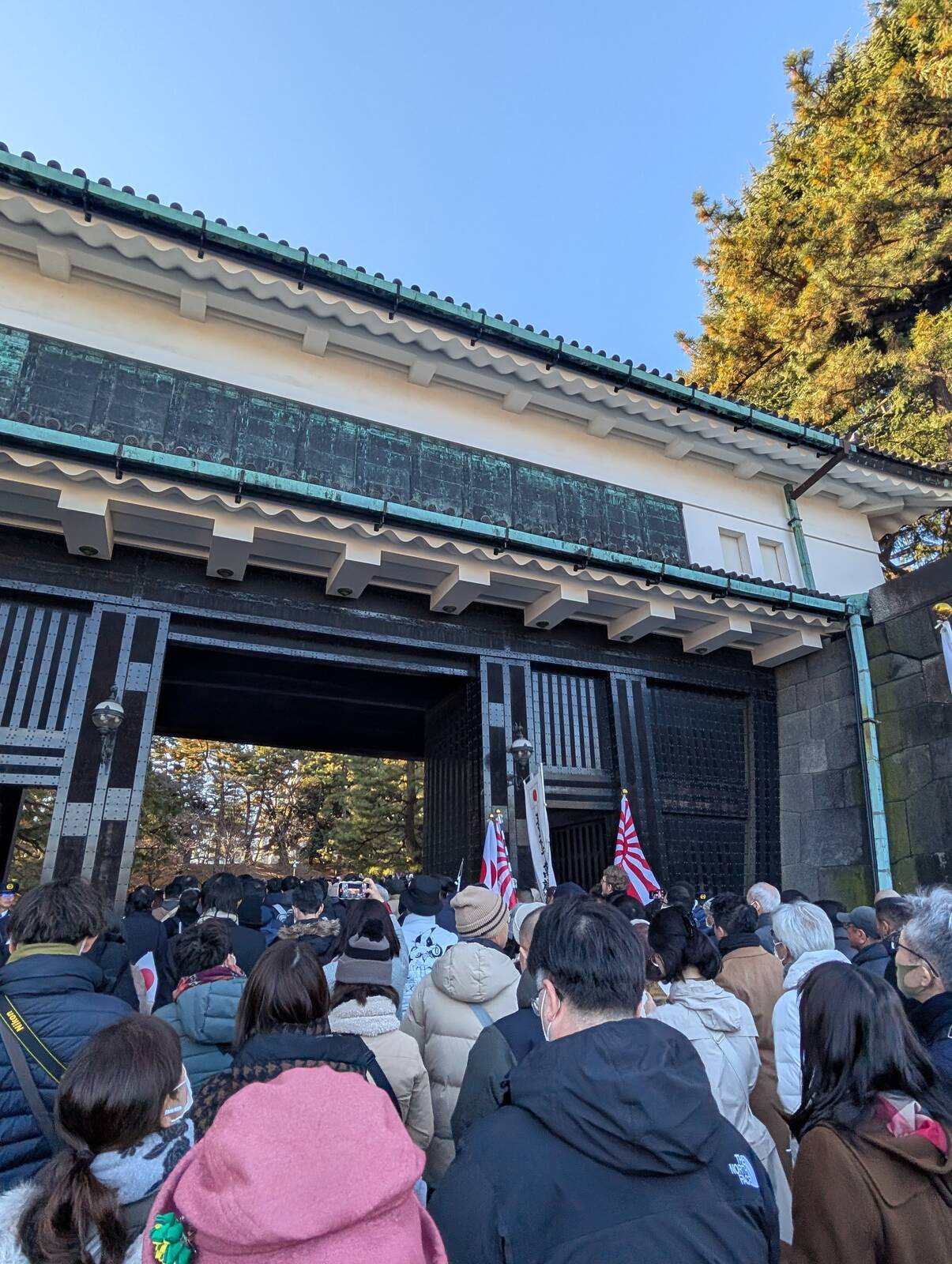 正門通過