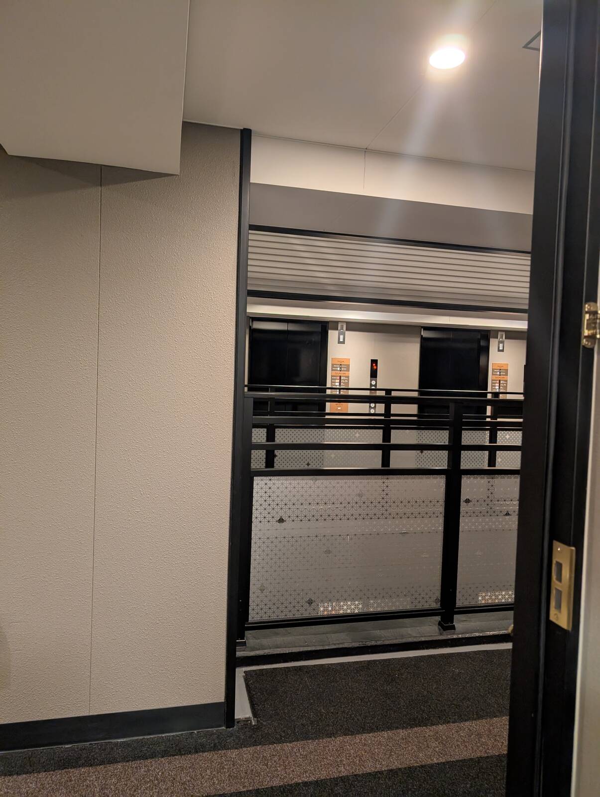 玄関開けたら向かいにエレベーター