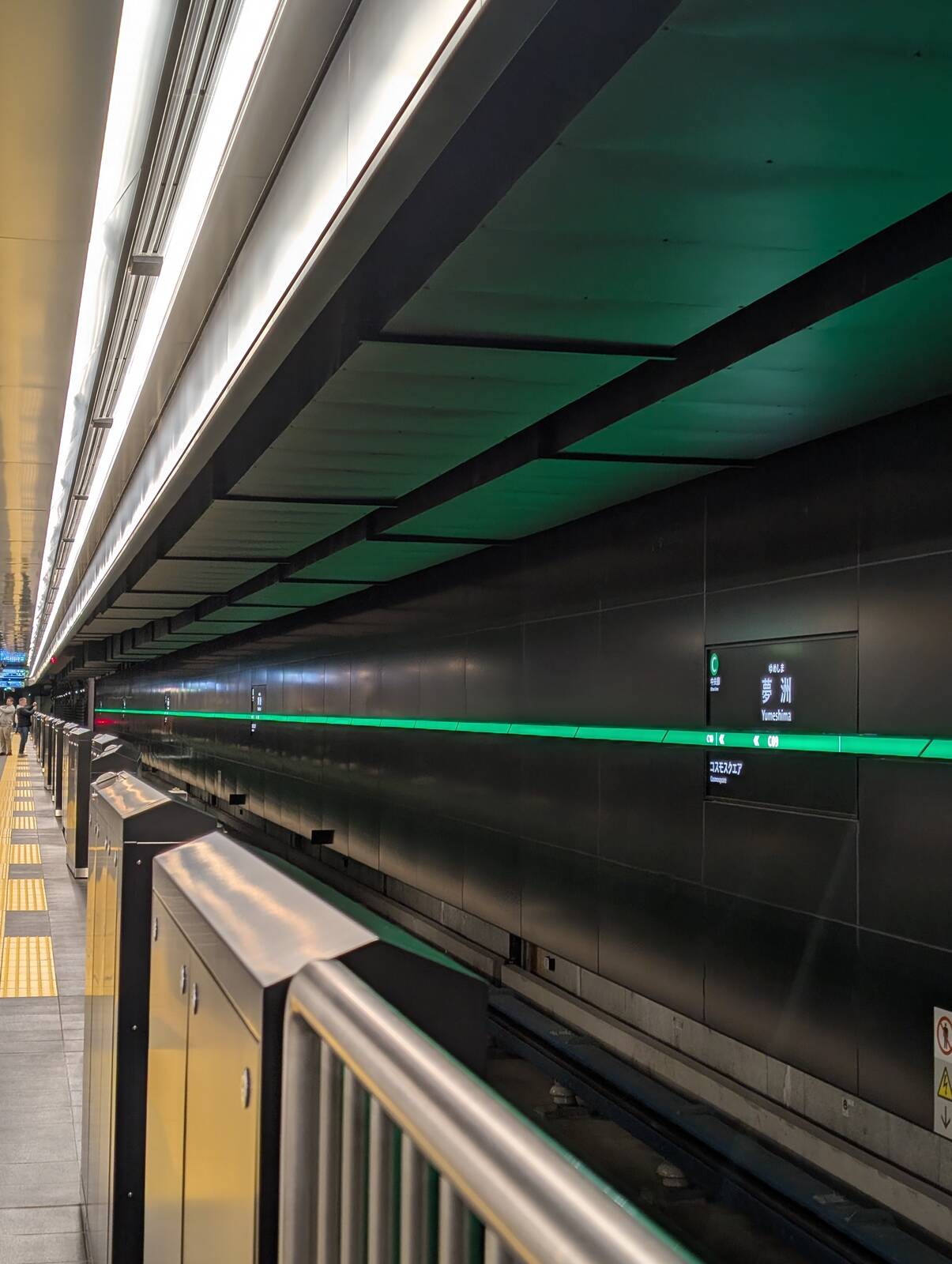 夢洲駅のホーム壁