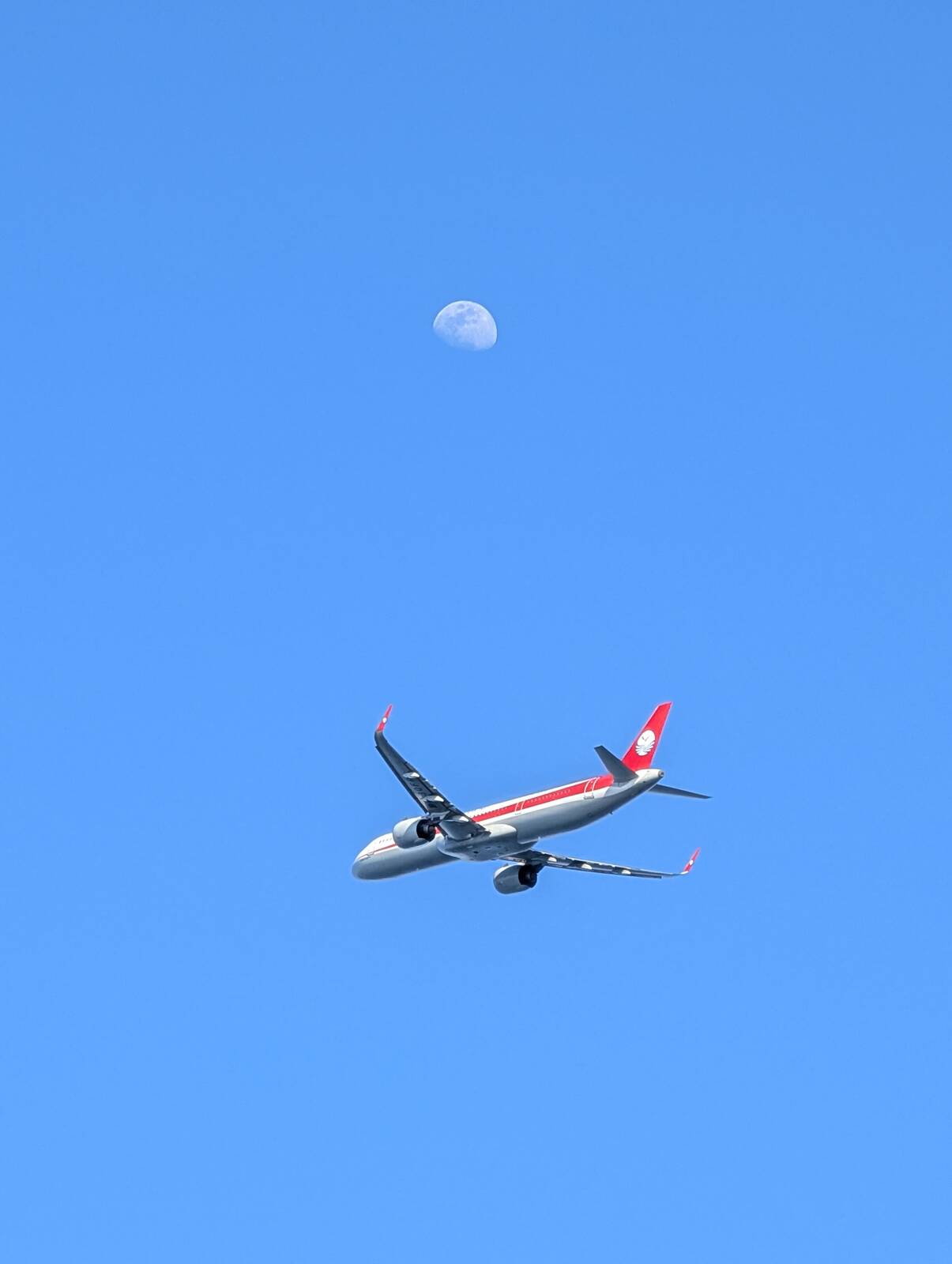 月と飛行機
