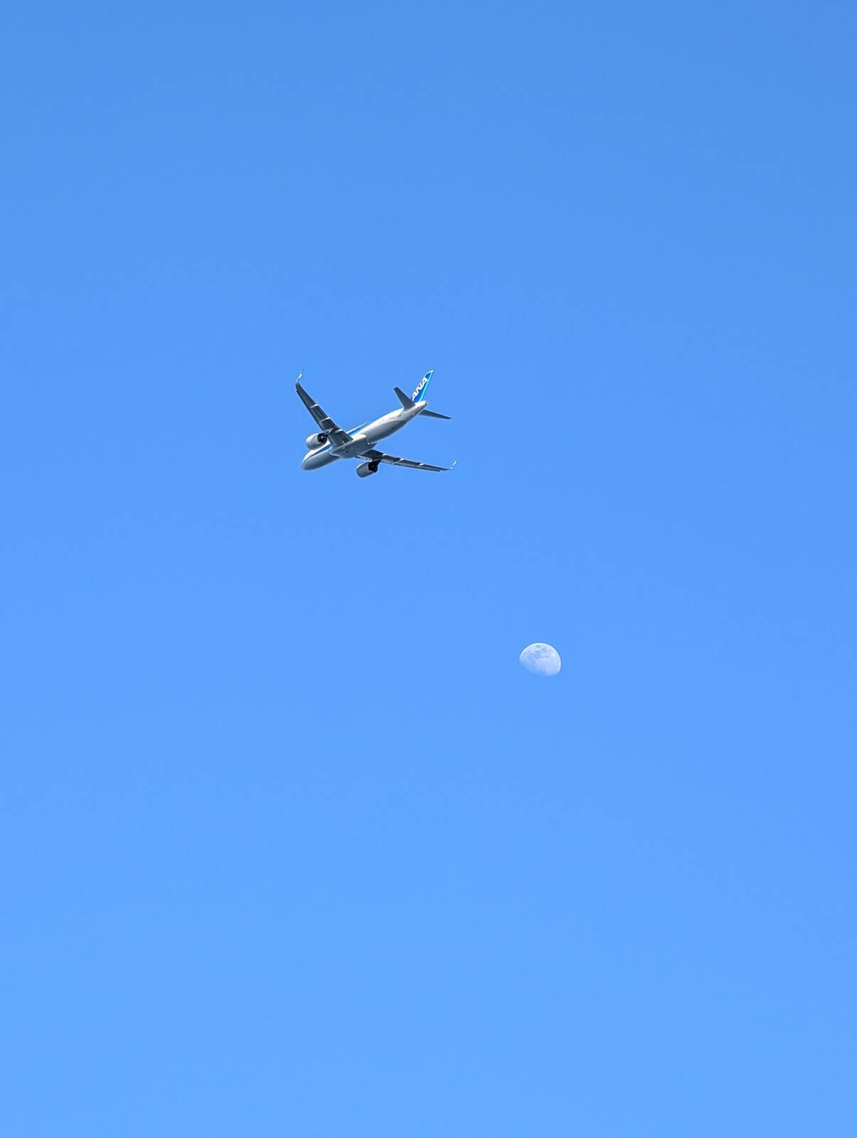 月と飛行機