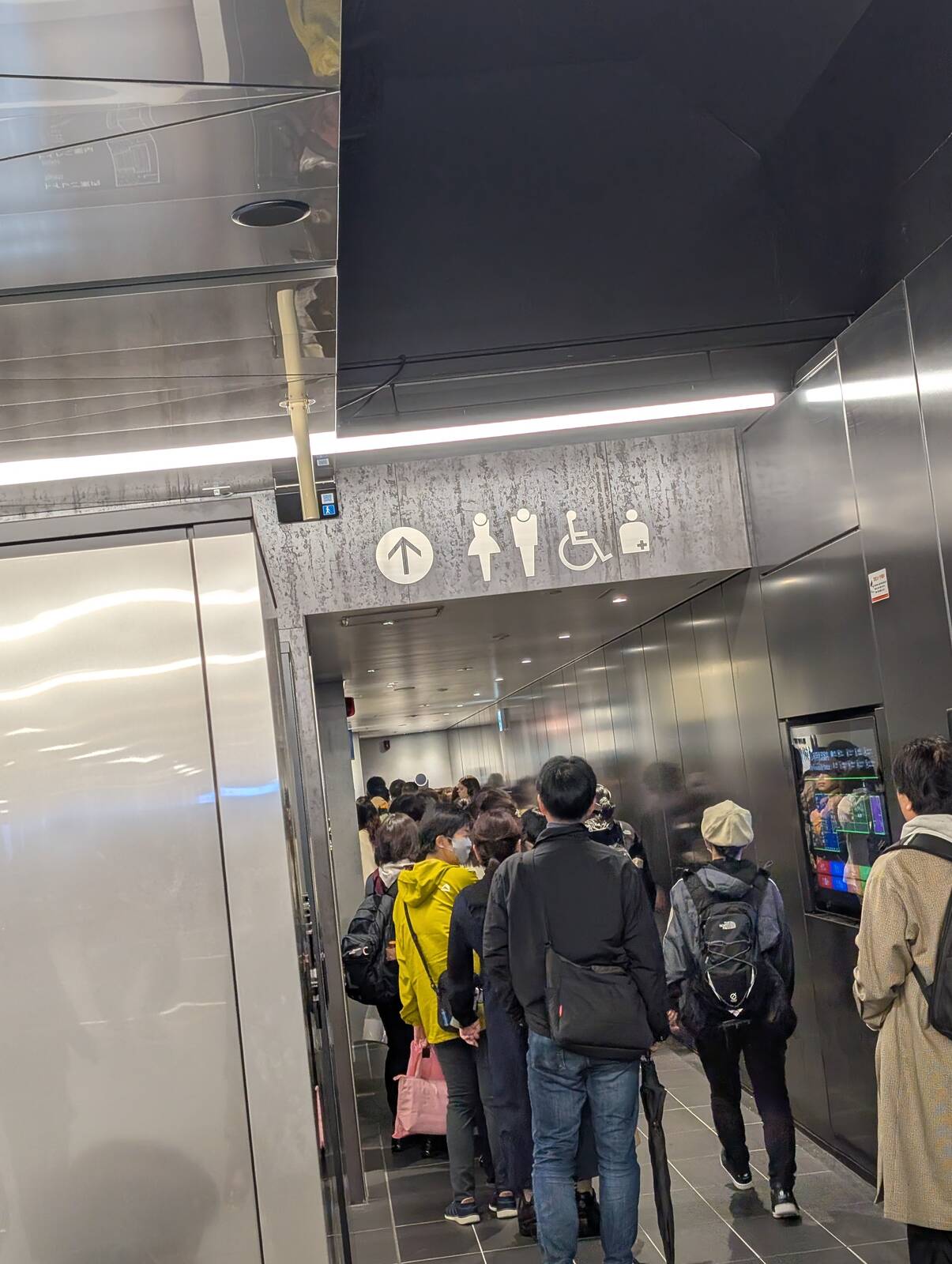 トイレの行列