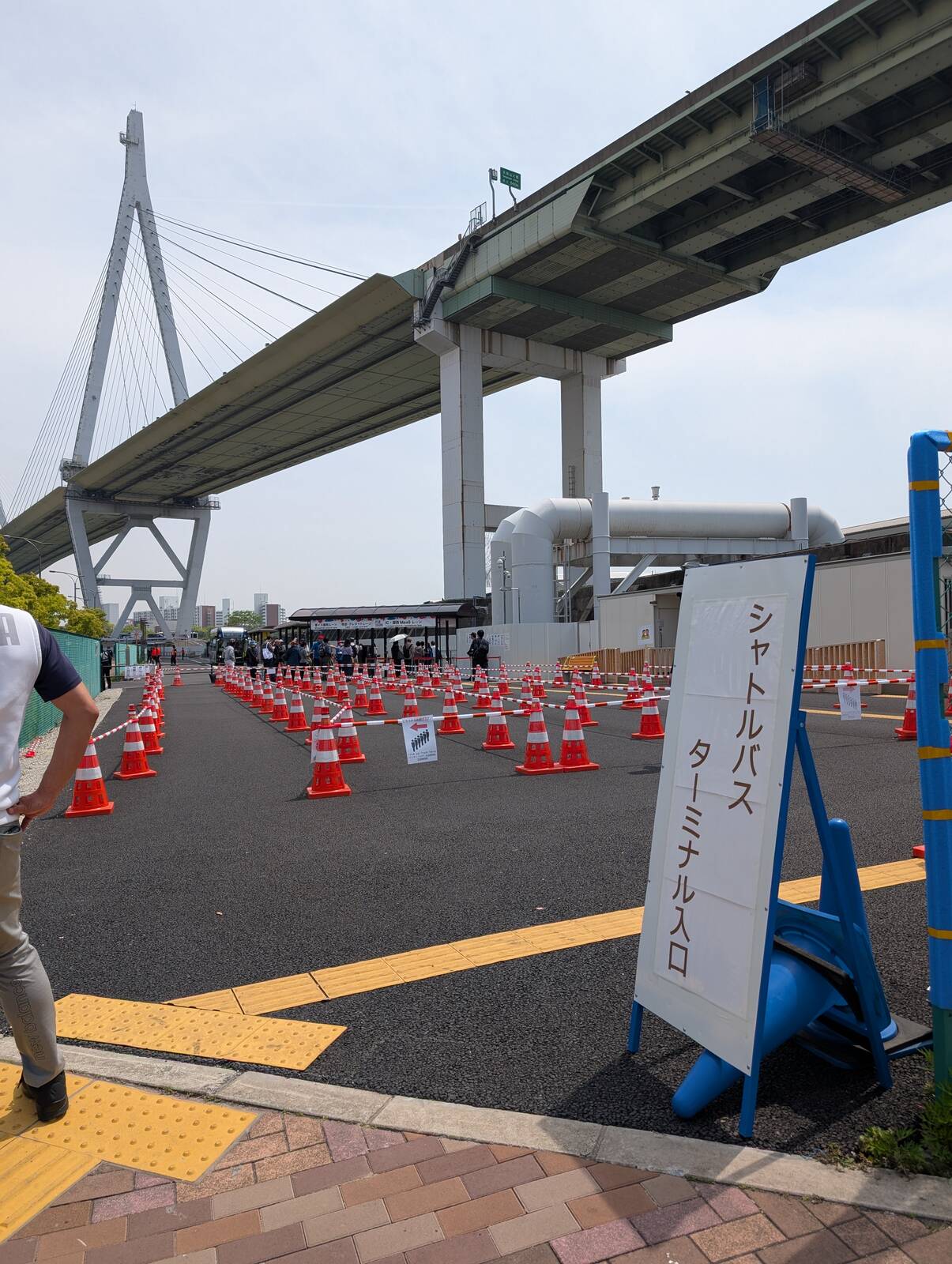 シャトルバスターミナル入口