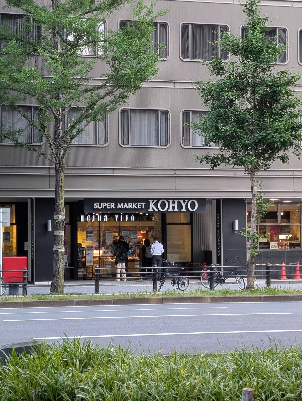 スーパーの開店時間待ち列