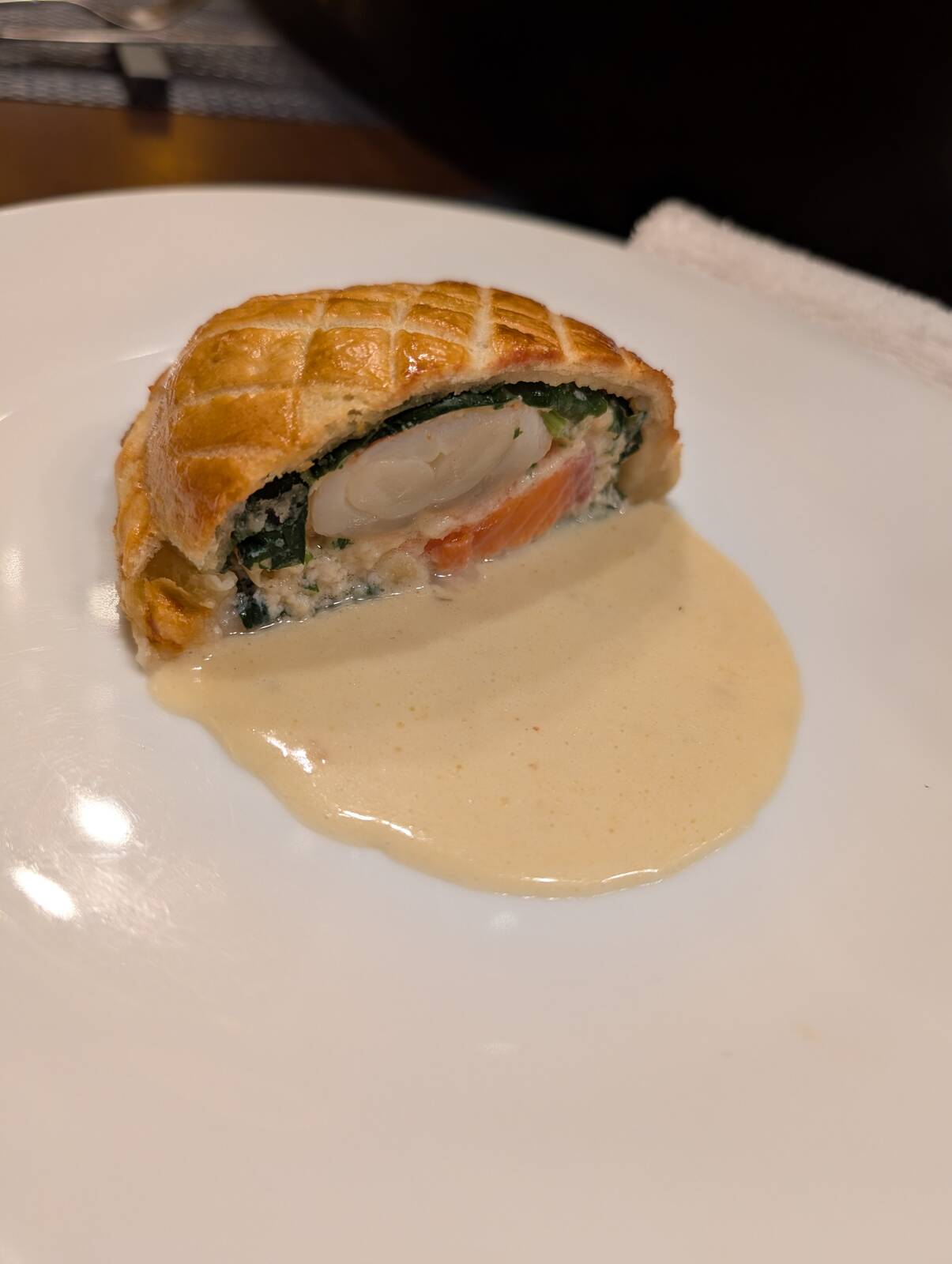 オマール海老とサーモンのパイ包み焼き