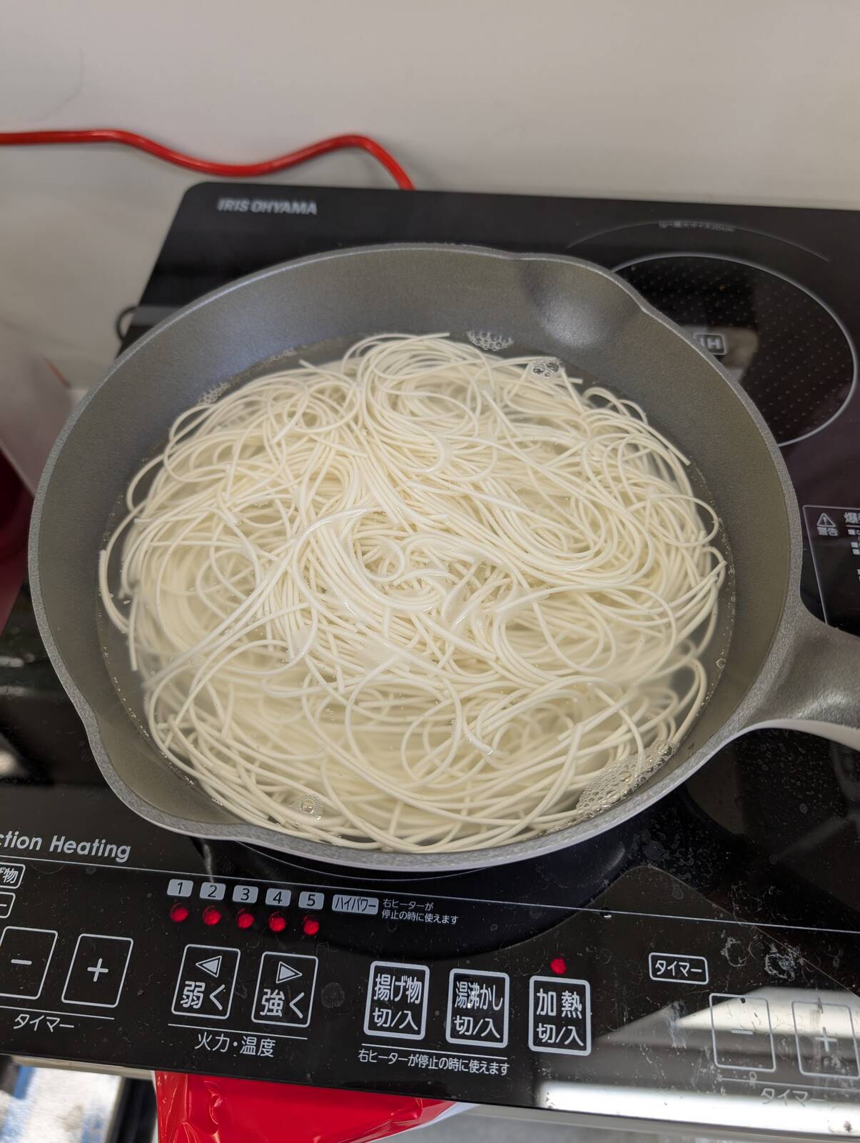 麺を茹でてるところ