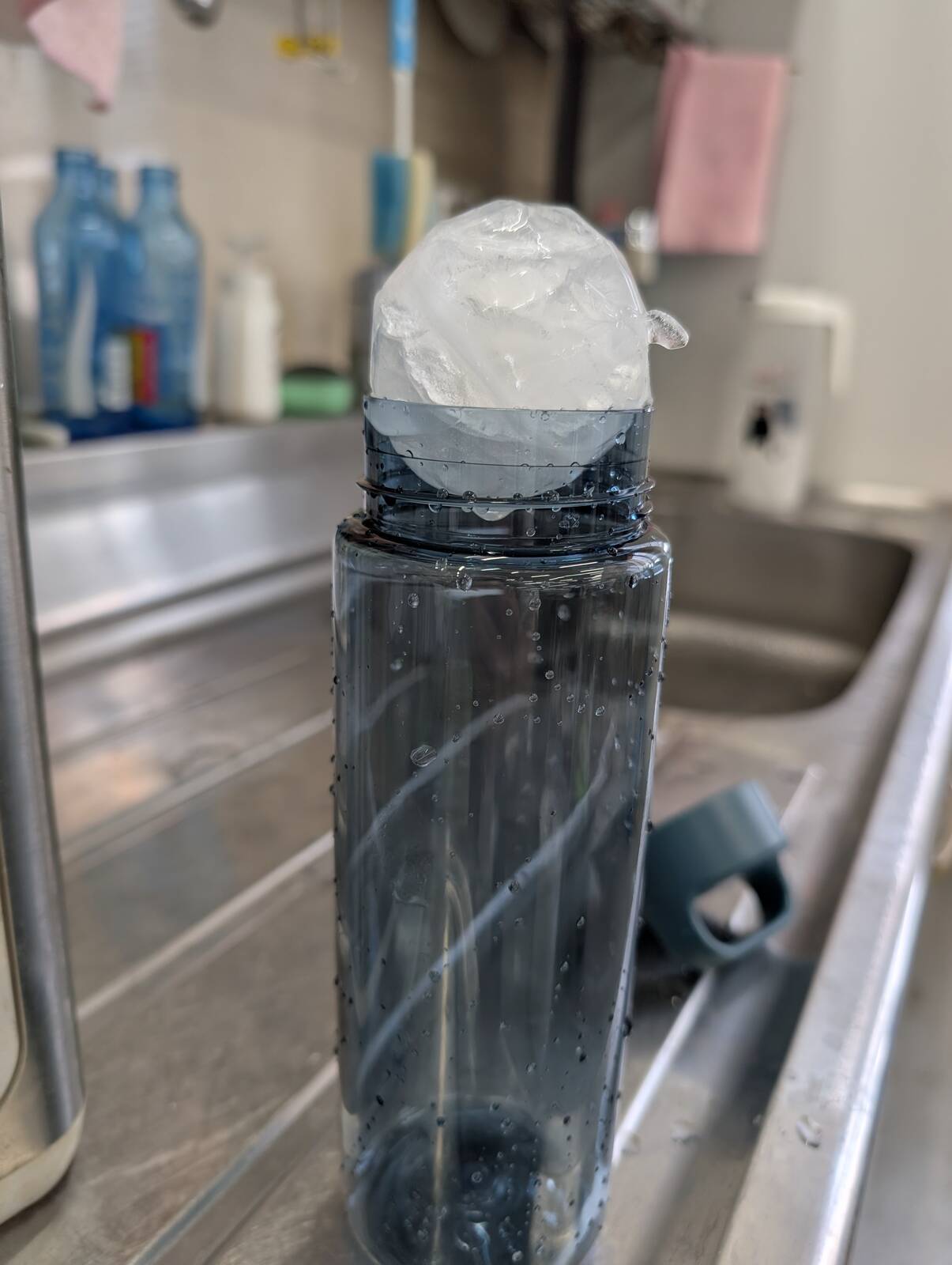 ドリンクボトルに氷