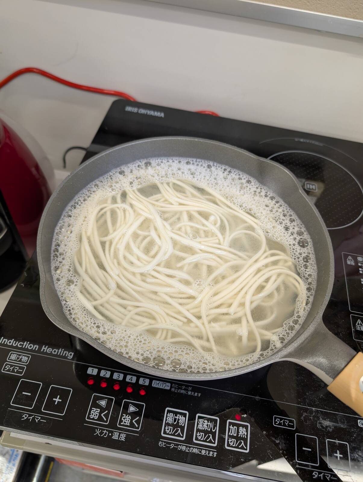 うどんを茹でる