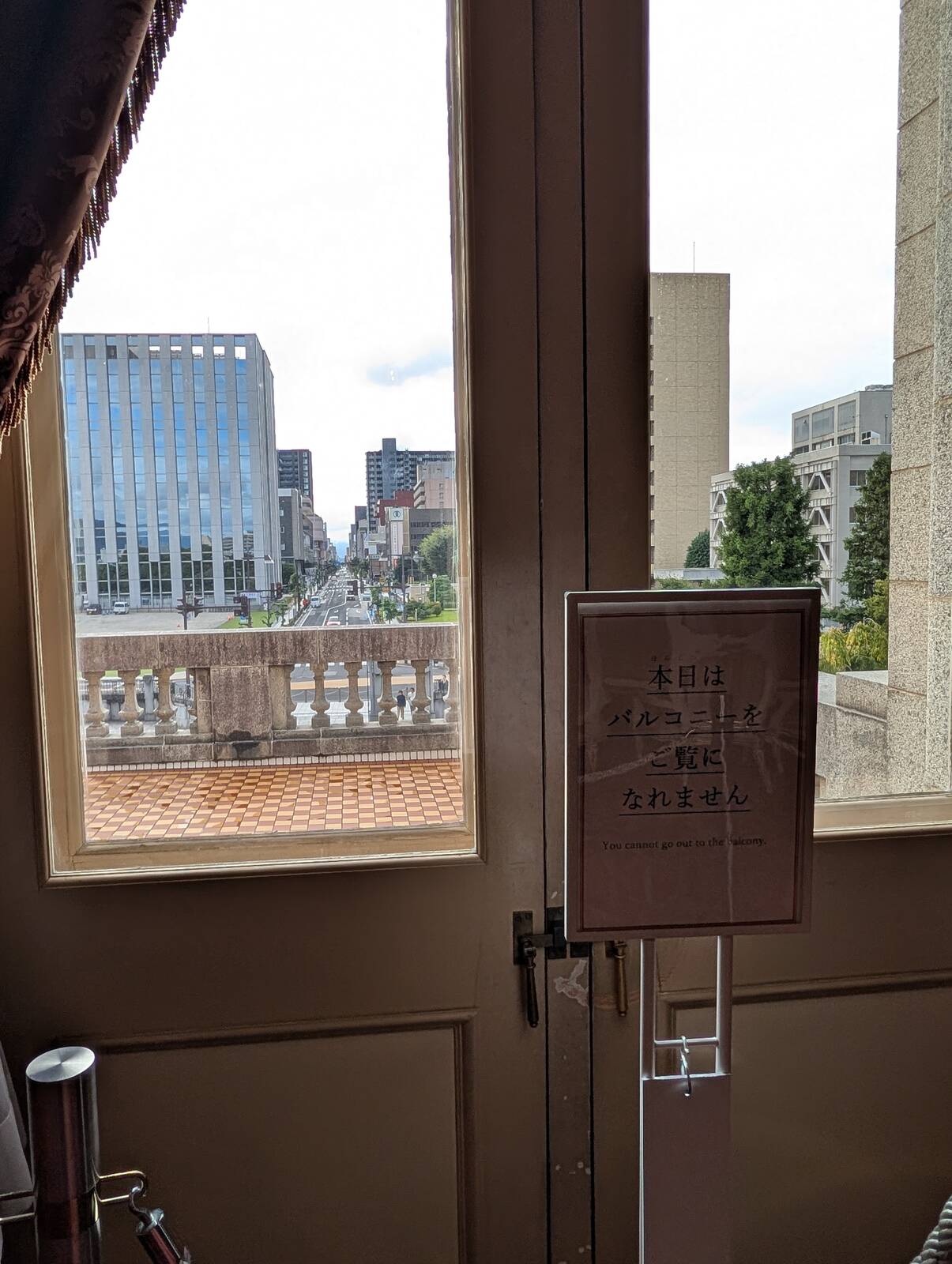 本日はバルコニーをご覧になれません