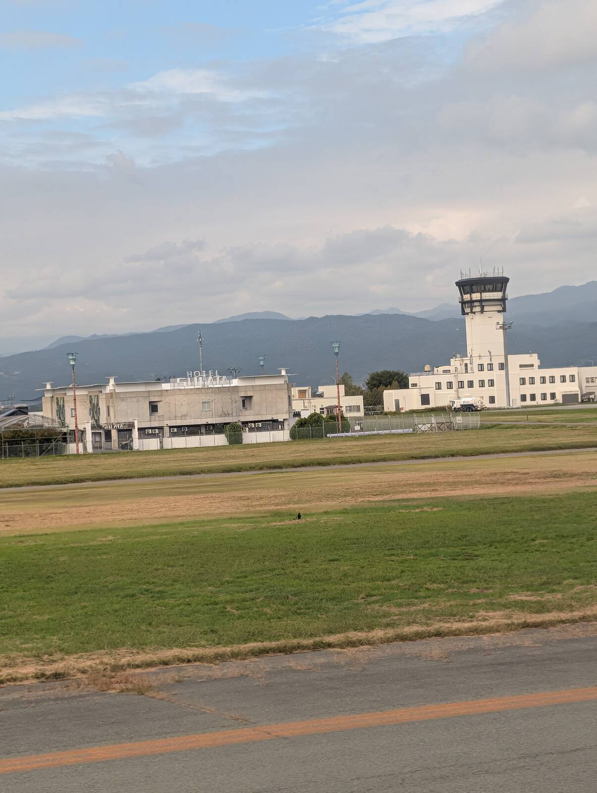 空港の横のホテル