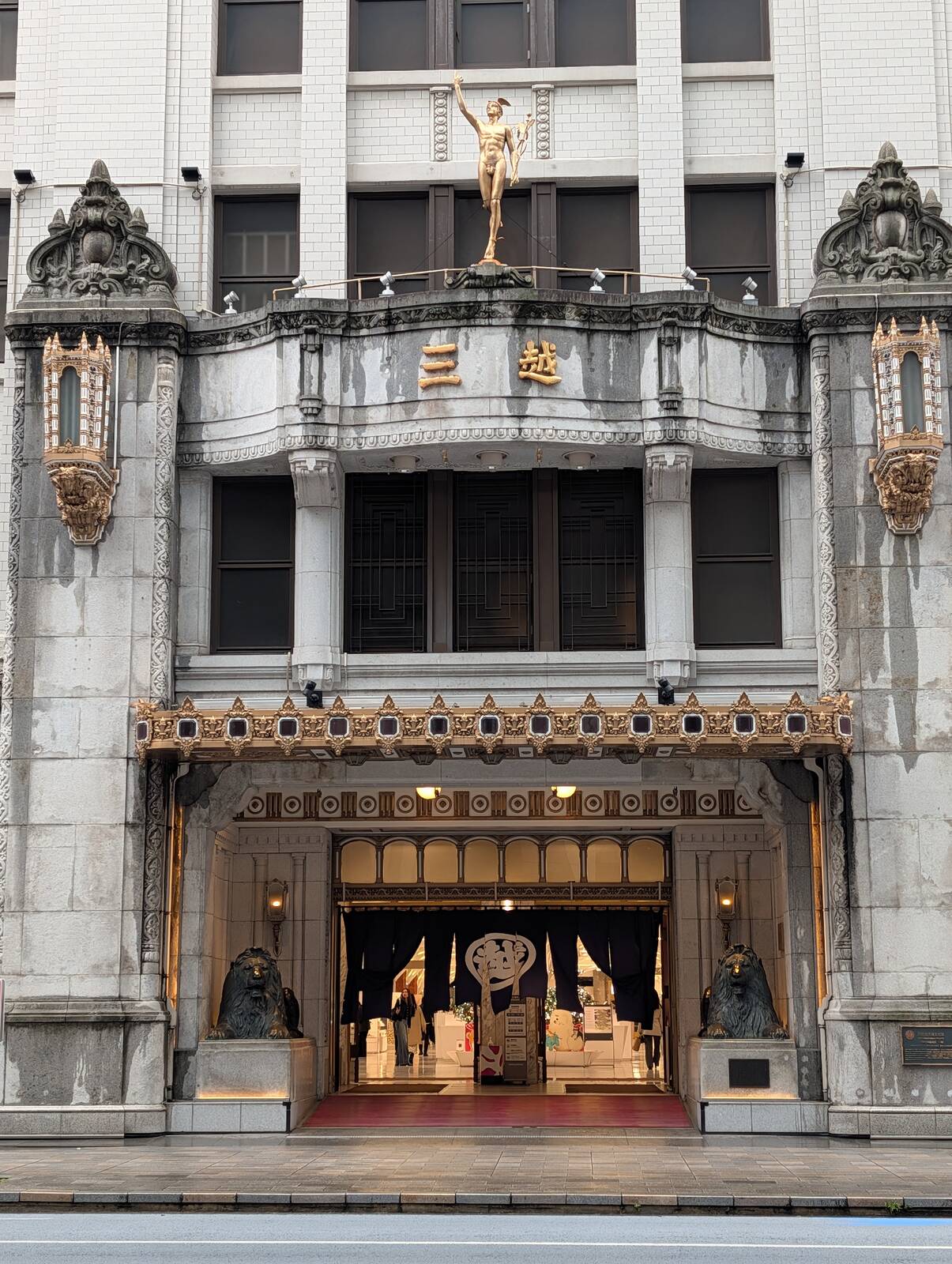 買い物客の出入り