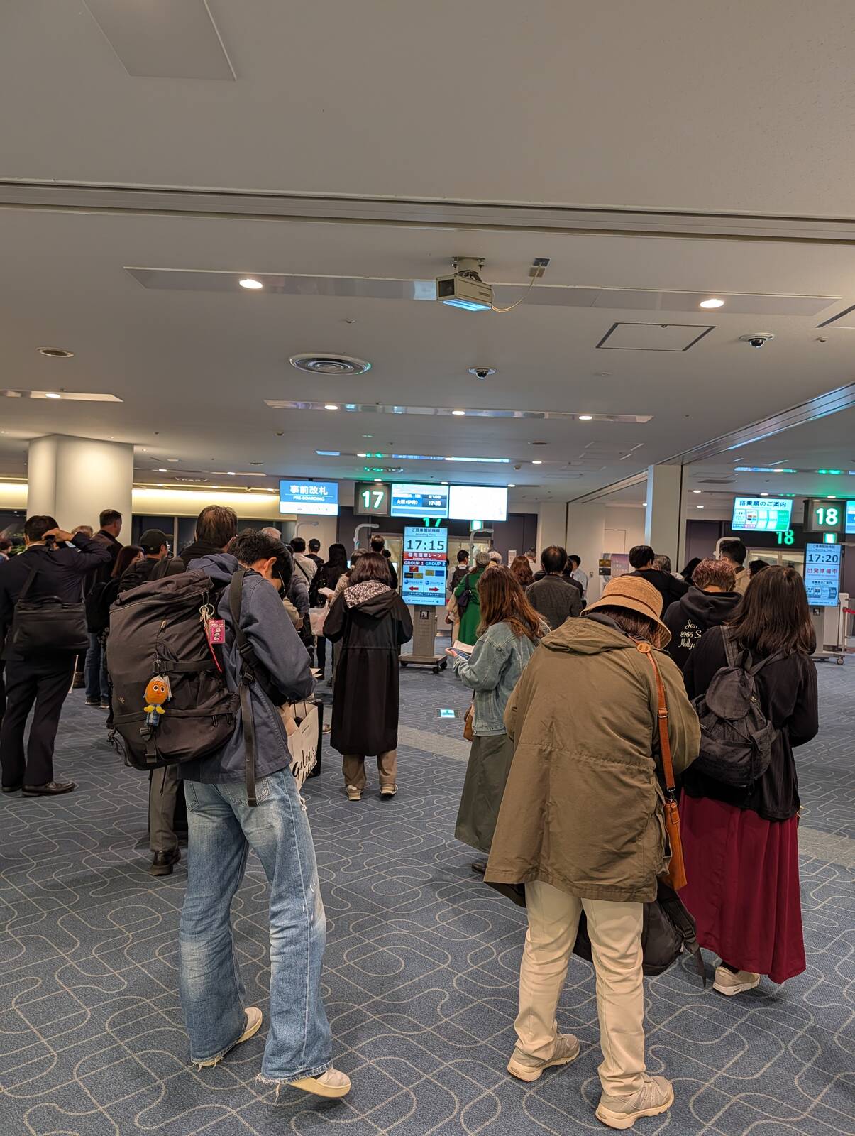 優先搭乗列待ち