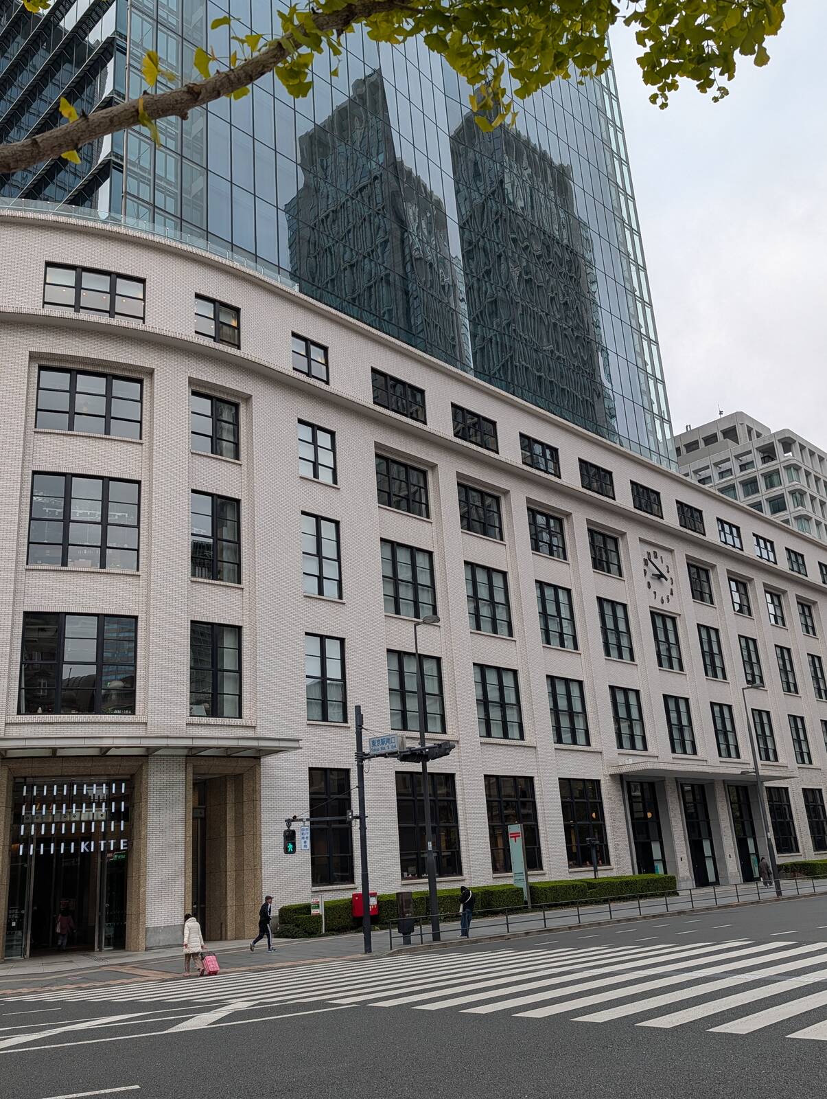 東京駅前に9時集合