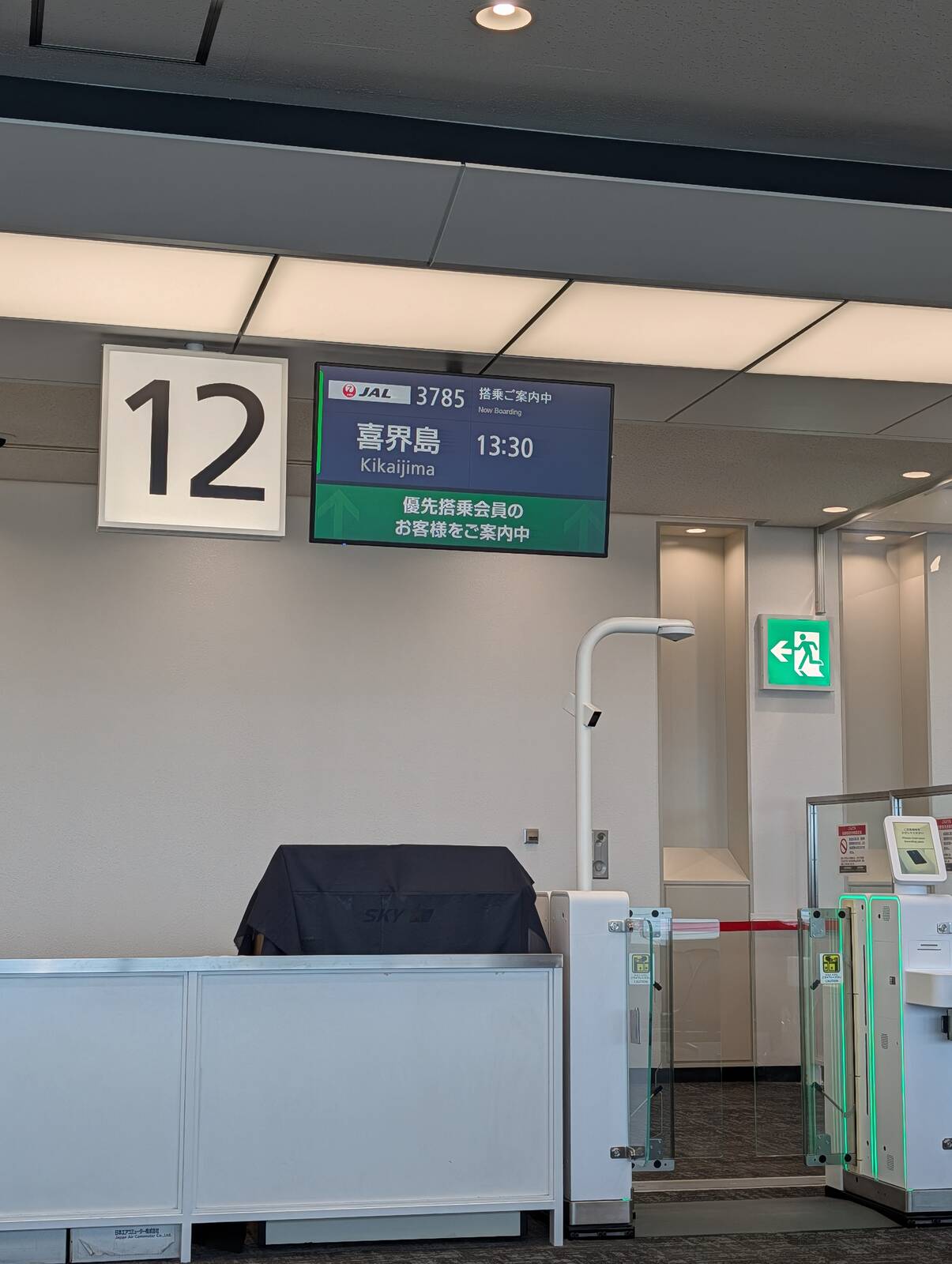 優先搭乗会員のお客様をご案内中