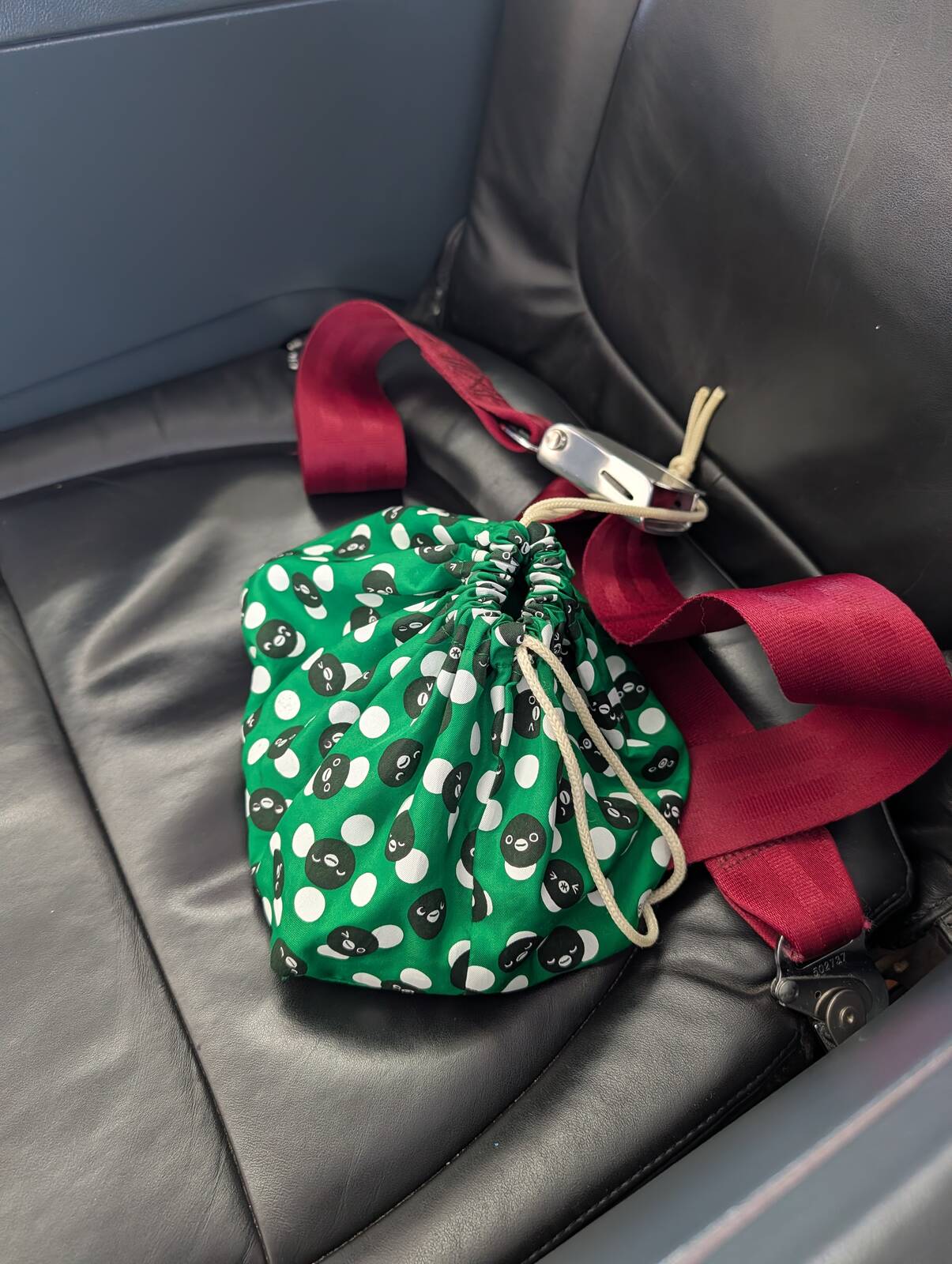 荷物にシートベルト