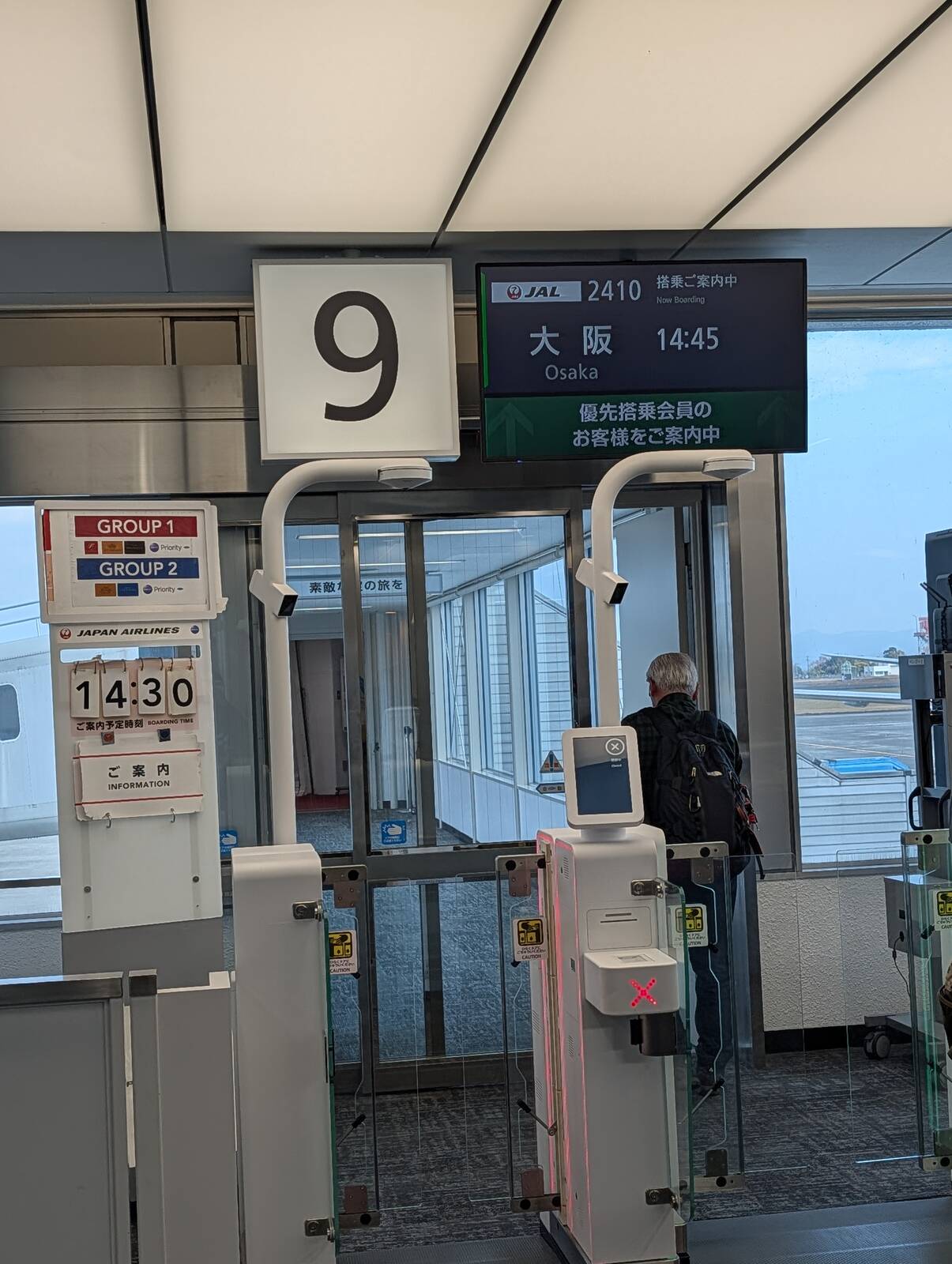 優先搭乗会員のお客様をご案内中