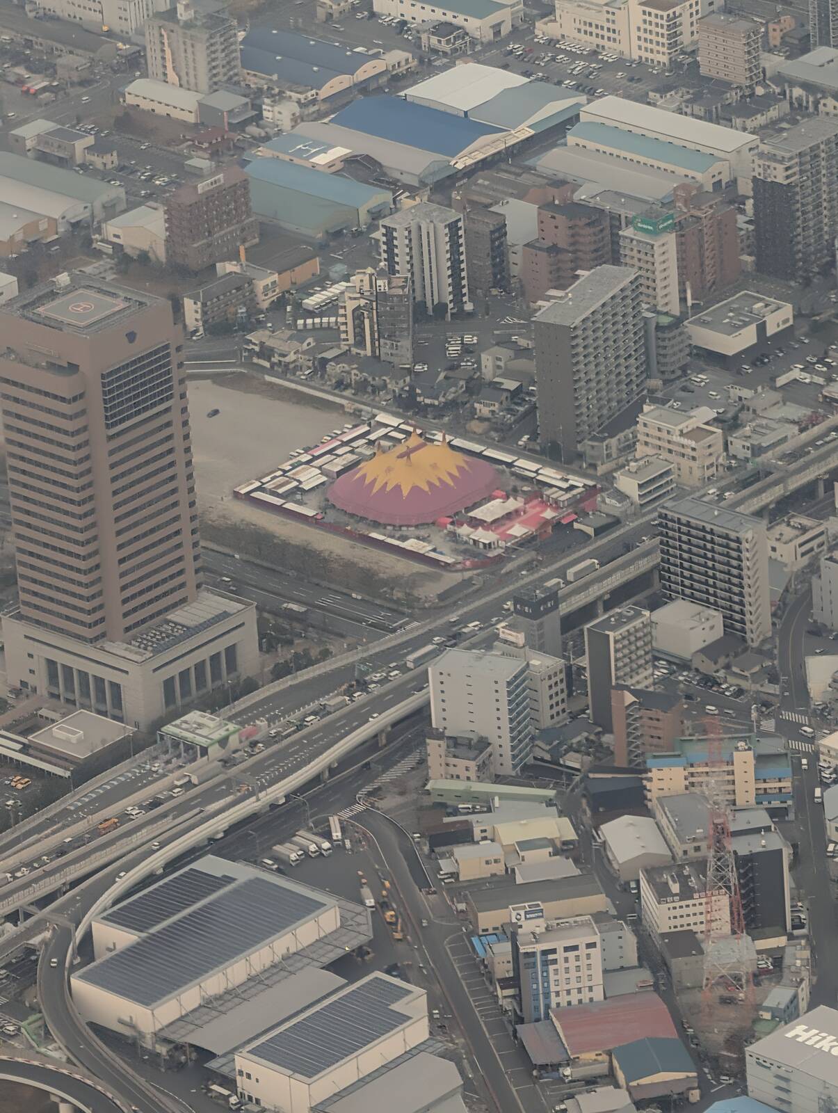 東大阪市役所横のテント