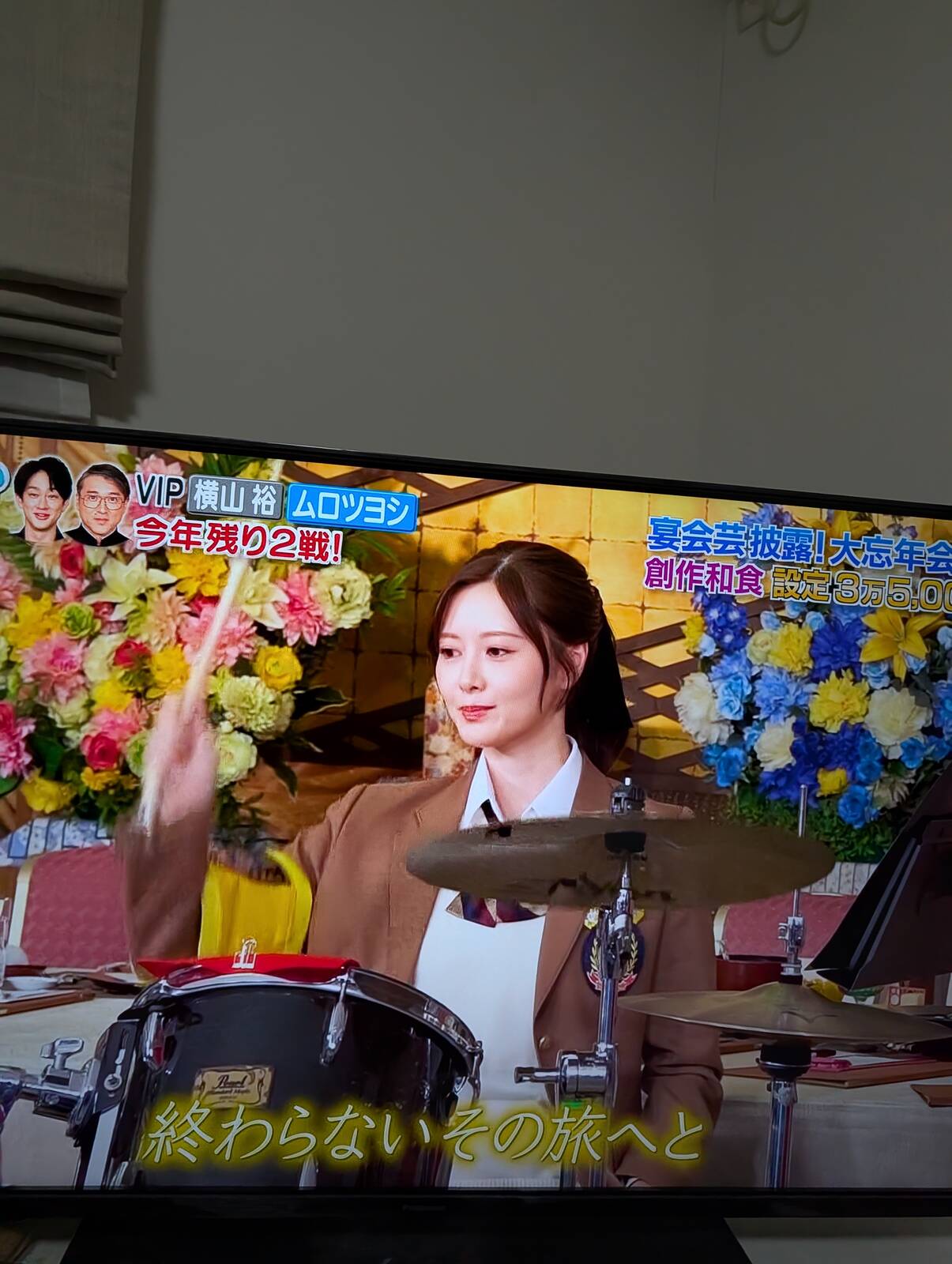 ドラムを叩く白石麻衣