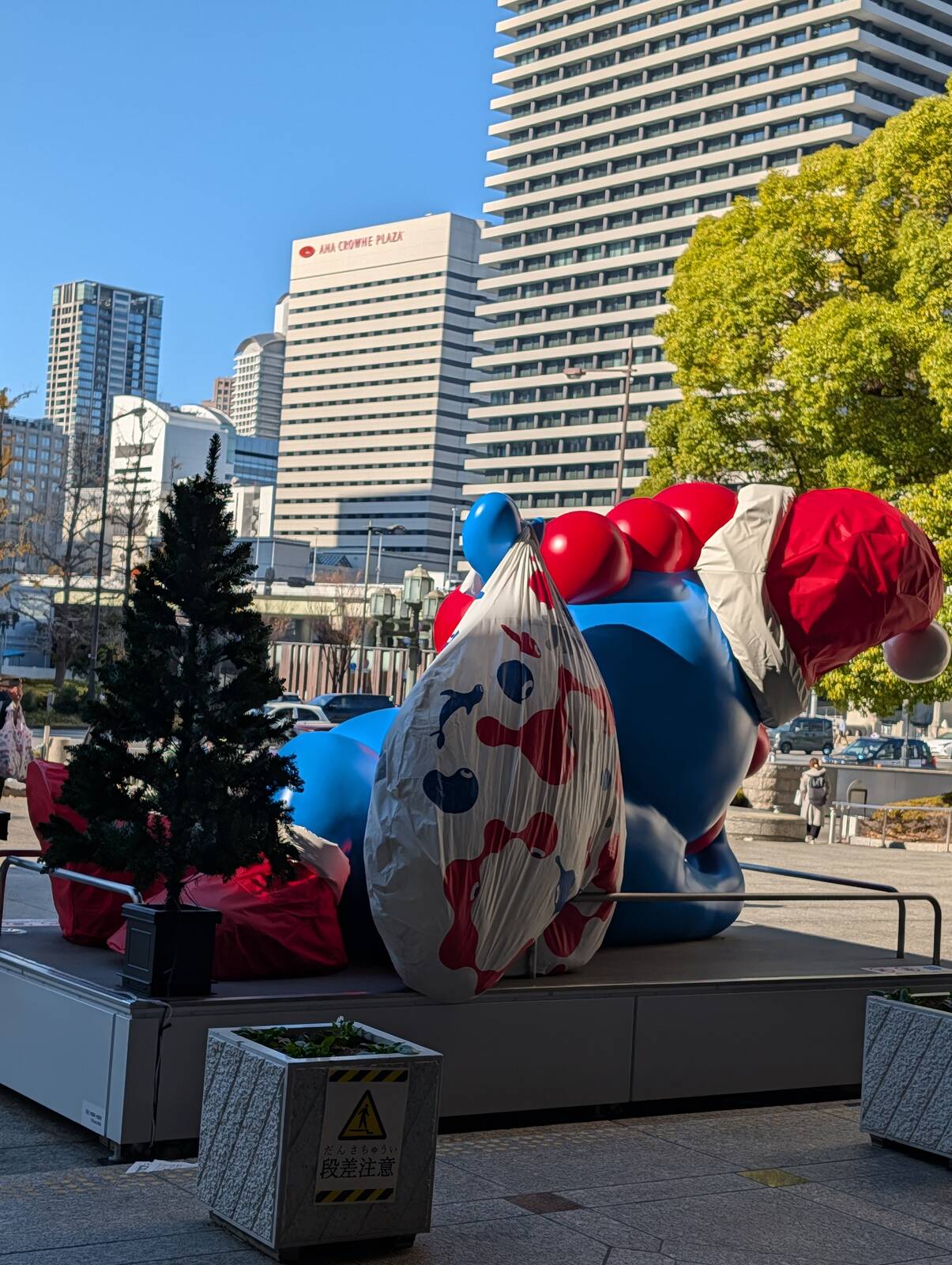 後ろから見たミャクミャク様