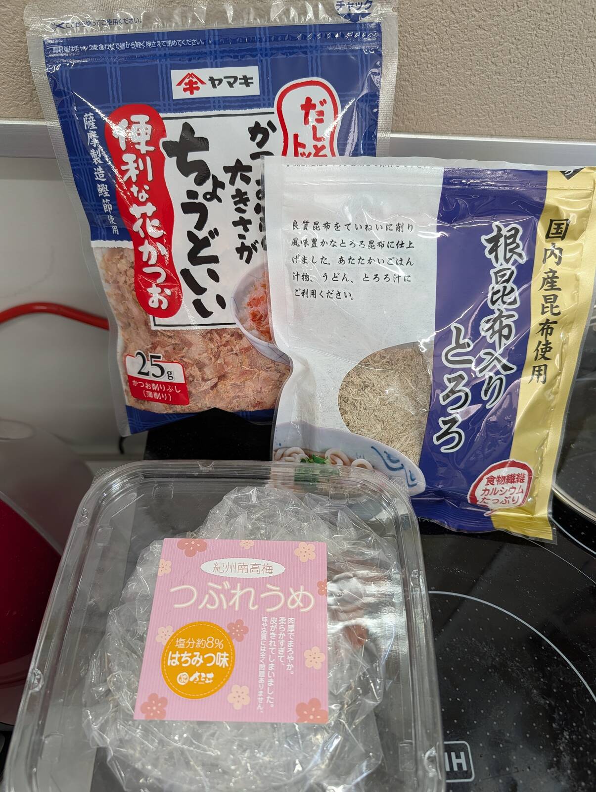 とろろ昆布とかつお節と梅干し