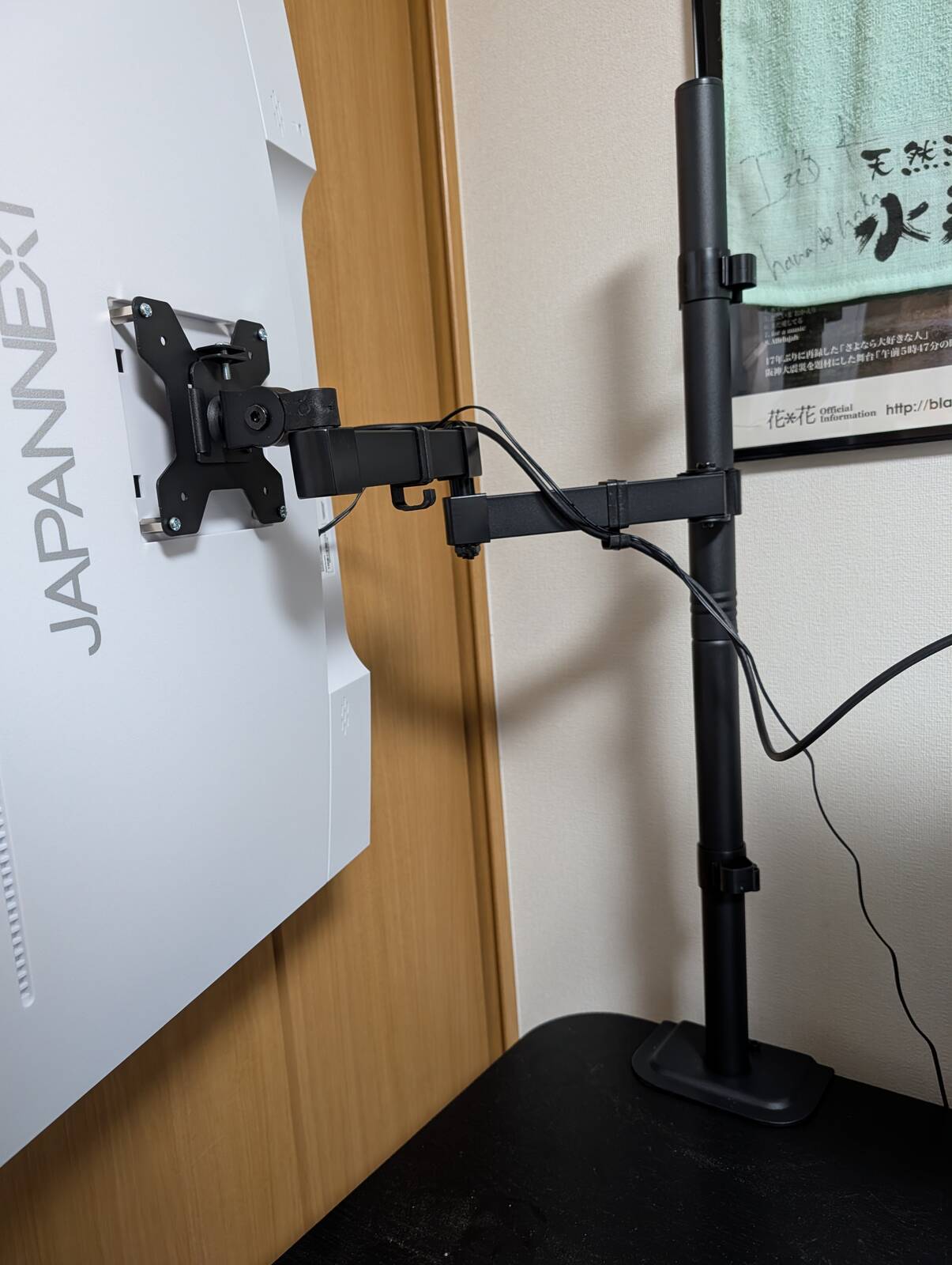 ポール型のモニターアーム