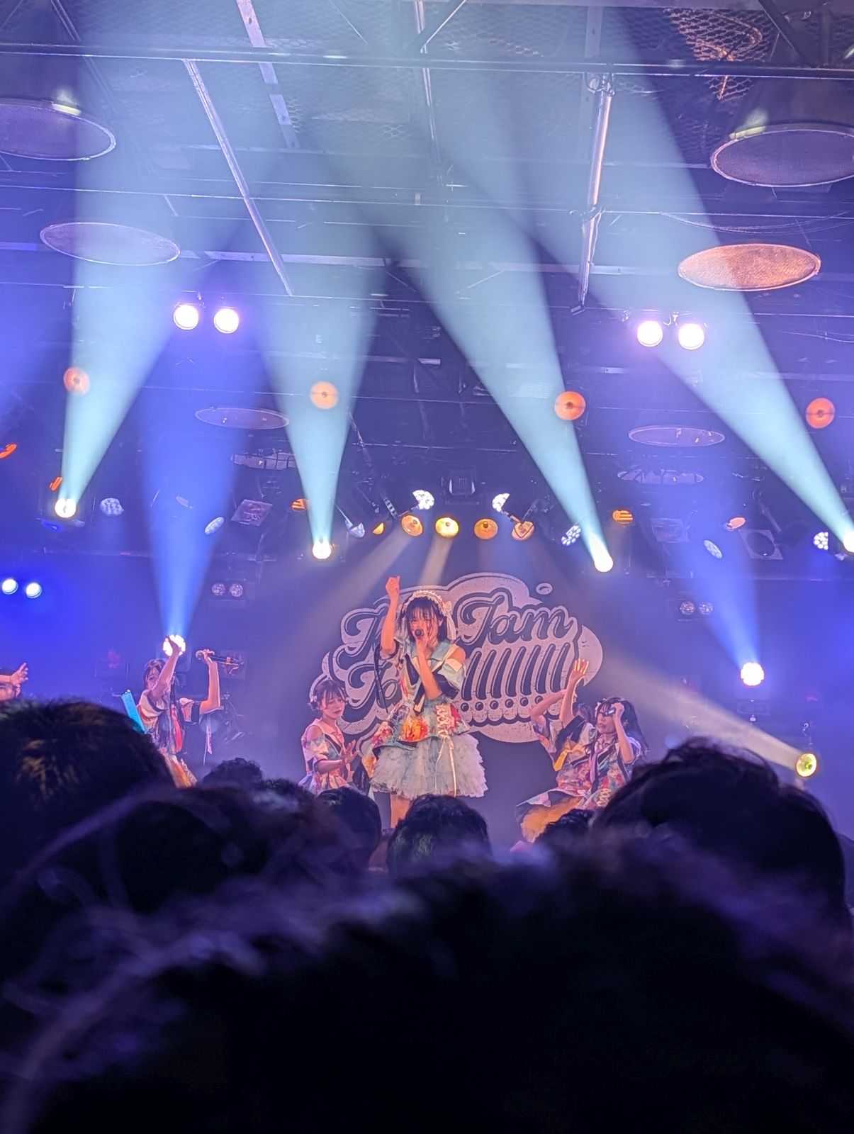 お立ち台の上の比嘉ゆめの