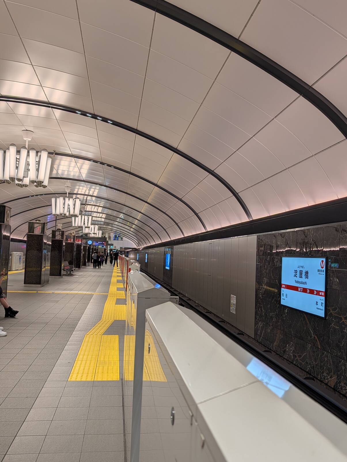 淀屋橋駅のホーム