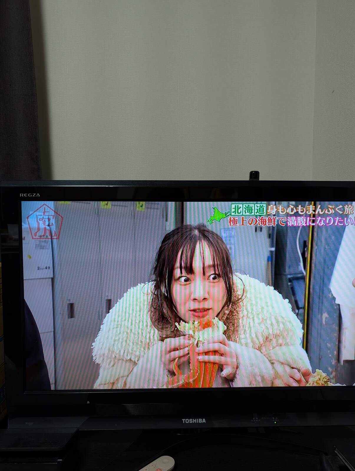 カニにがっつく亜香里ちゃん