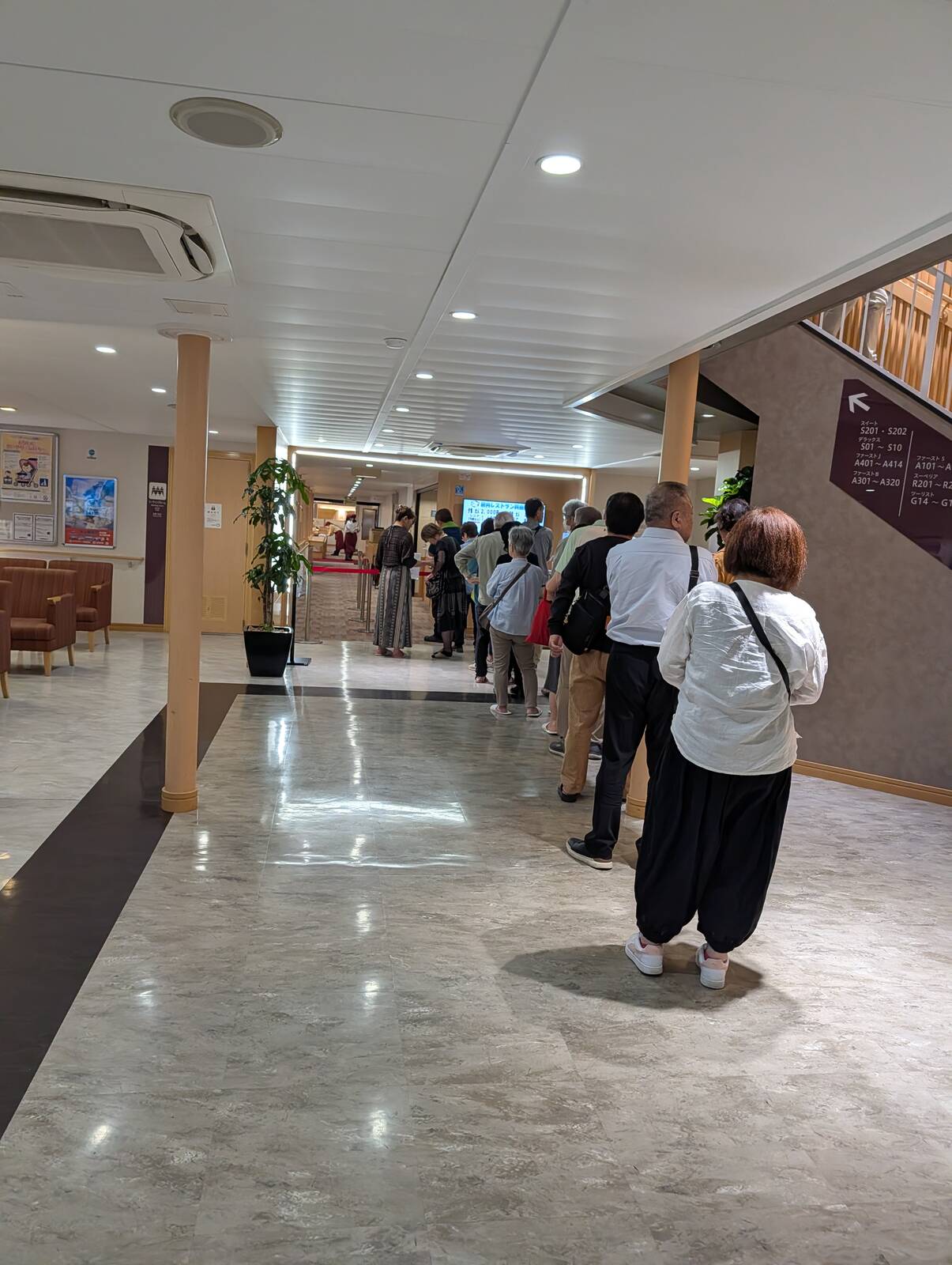 夕食会場列
