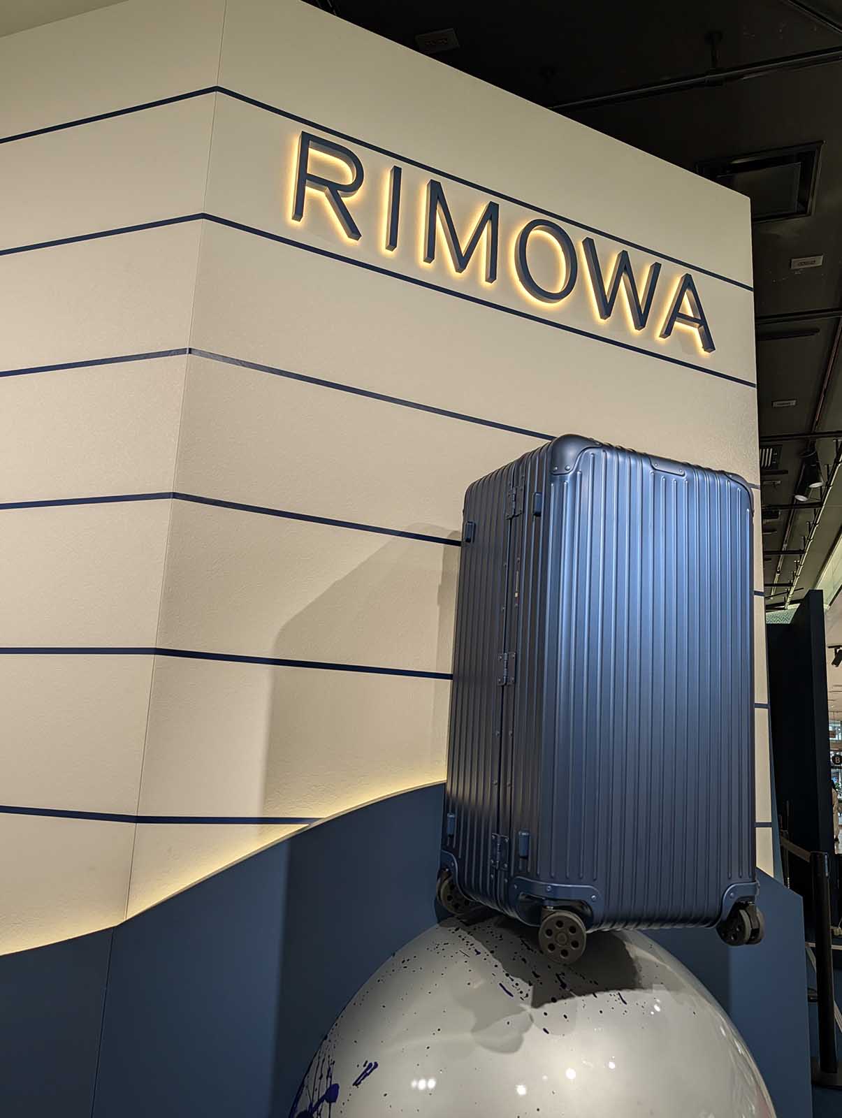 青色のRIMOWA