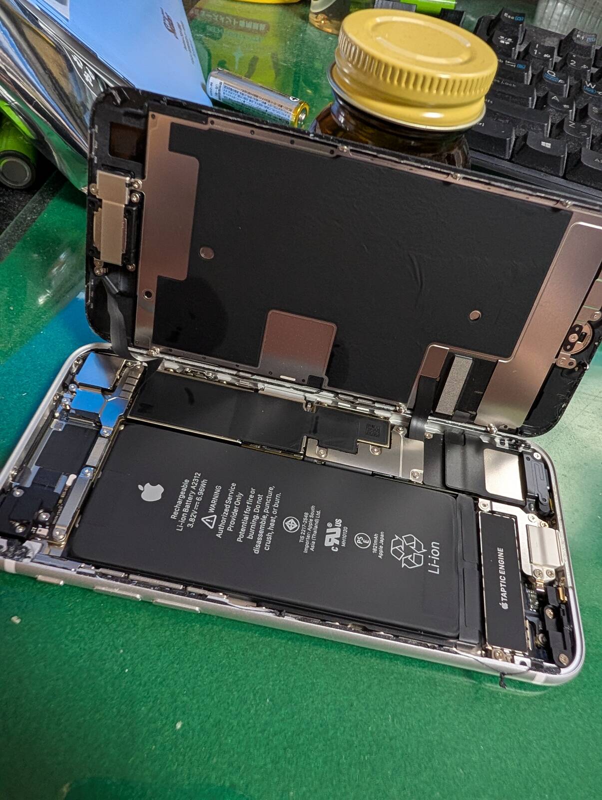 iPhone SE2の分解