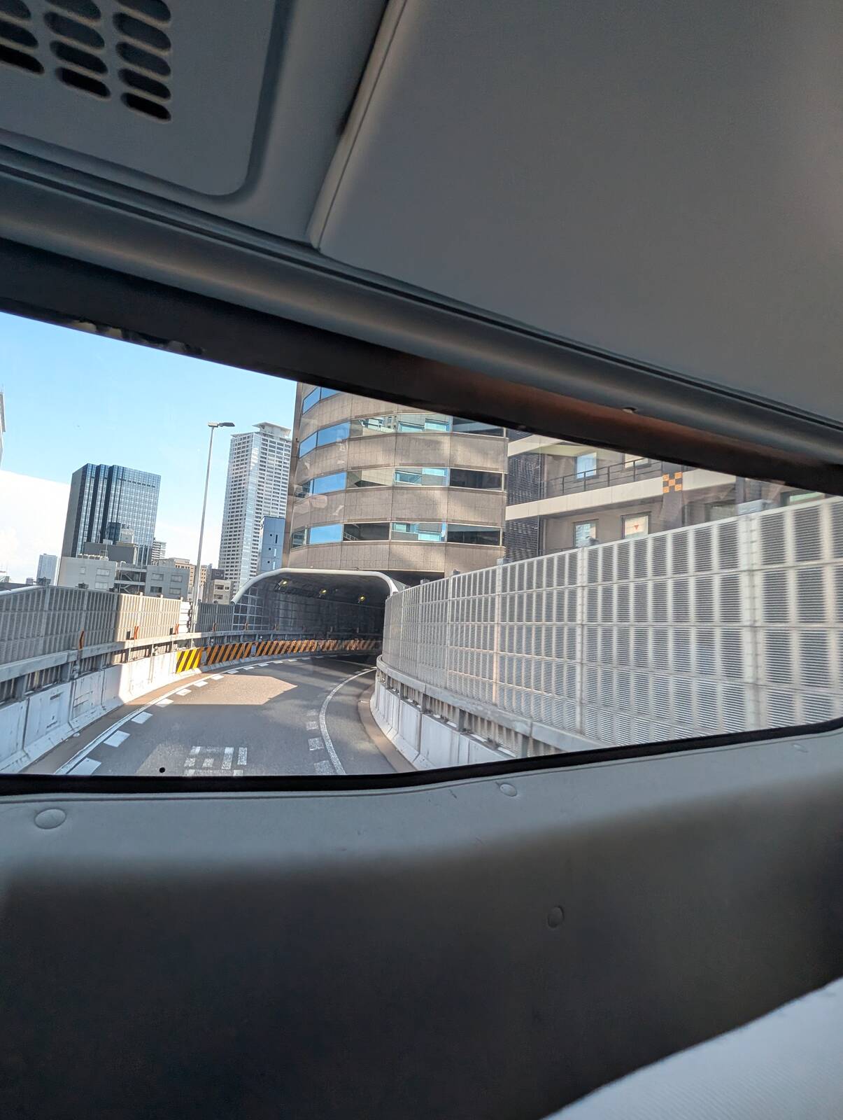 ビルの中に高速道路