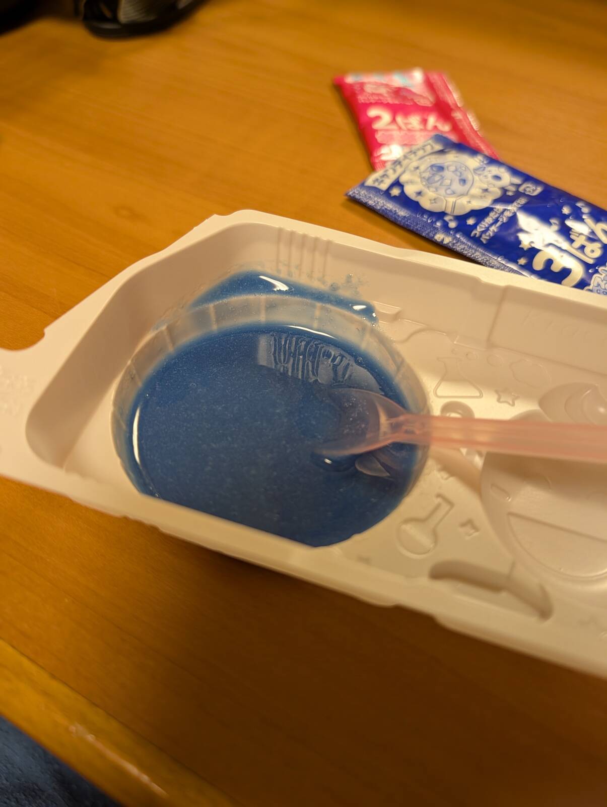 水を入れて混ぜる