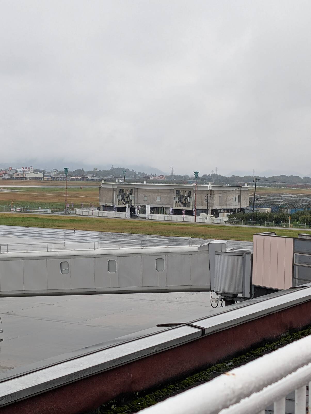 空港の横の建物